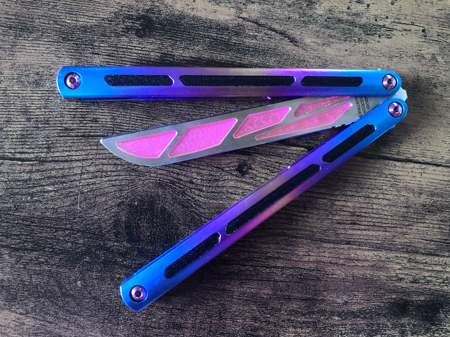 Adjust the balance and add a pop of color to your Squid Industries Tsunami trainer balisong with this custom-made Zippy balance insert. The insert adds 0.067 oz to the blade, which enable the Tsunami trainer to have a more neutral (less handle biased) balance profile.