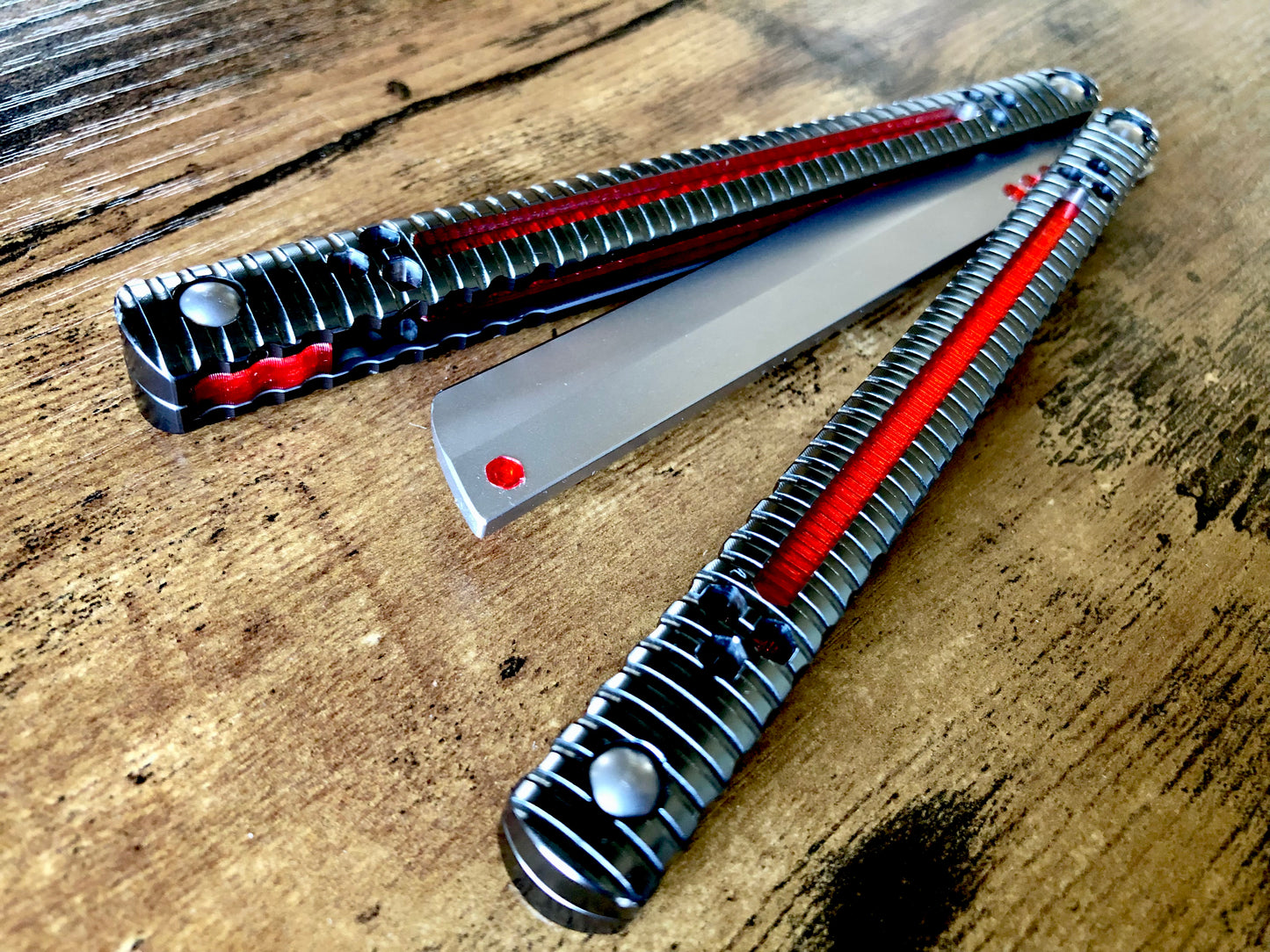 Adjust the balance of your B.A. Balis Nakiri balisong with these custom-made Zippy spacers. The Zippy spacers offer reduced handle bias compared to the stock spacers, and offer 3x intermediate balance configurations so you can fine-tune the balance to your preference. Cosmetic blade inserts are included, and optional handle inlays add a pop of color. 