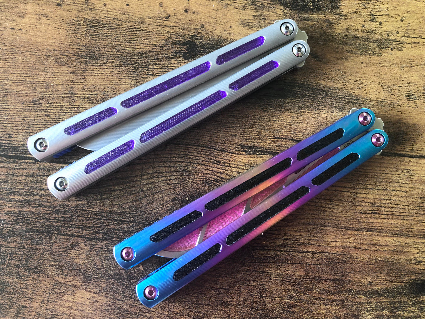 Modify the grip of your Squid Industries Tsunami balisong with these custom-made Zippy mods that adds jimping to the inside of the handles, and inlays to the surface. These polyurethane jimping and handle inlay mods can also be used to add a pop of color or mark the bite handle.