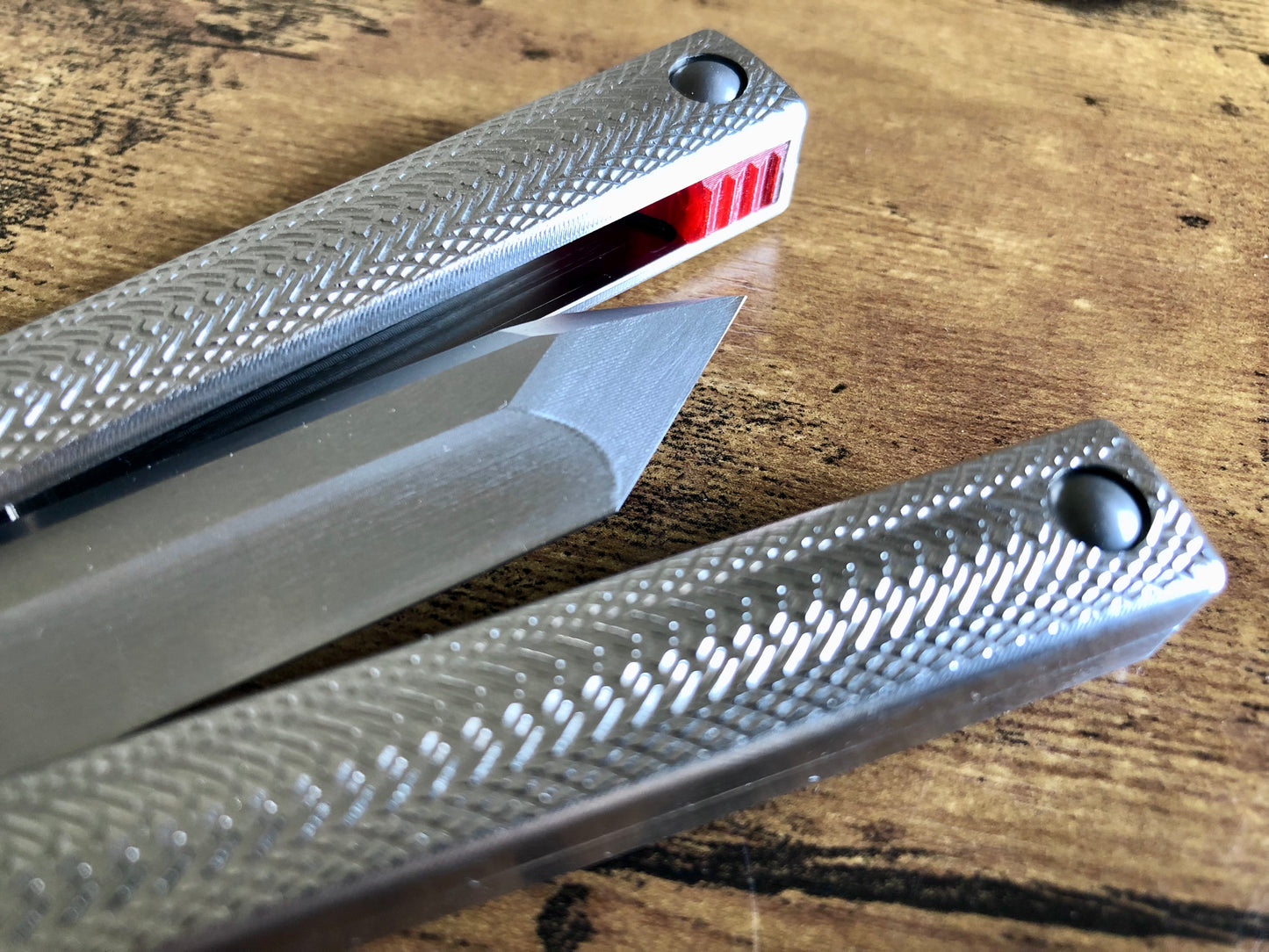 positive jimping for extra grip, and 2x new balance configurations with removable tungsten weights. Choose from less end-weight, stock balance, or additional end-weight to improve your flipping experience.