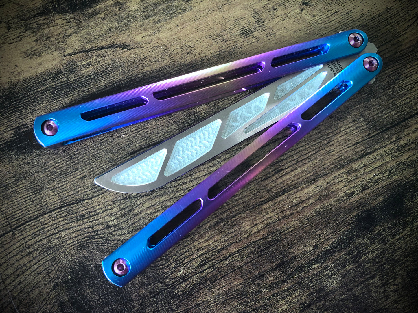 Adjust the balance and add a pop of color to your Squid Industries Tsunami trainer balisong with this custom-made Zippy balance insert. The insert adds 0.067 oz to the blade, which enable the Tsunami trainer to have a more neutral (less handle biased) balance profile.