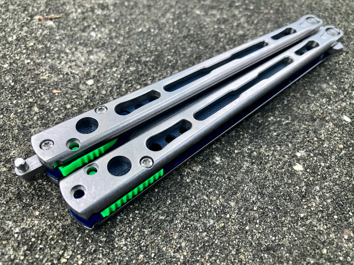 Make your HOM Chimera balisong a more neutral flipper with Zippy spacers: full-length spacers with jimping, or spring-latch spacers that counterweight the safe handle for improved balance.