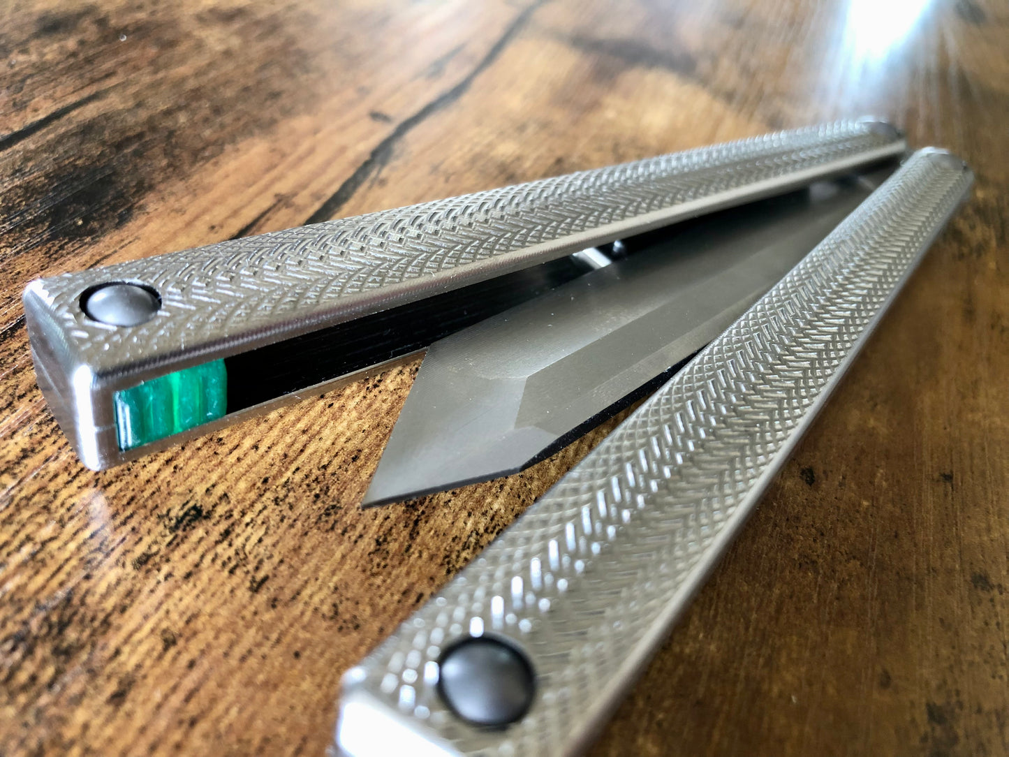 positive jimping for extra grip, and 2x new balance configurations with removable tungsten weights. Choose from less end-weight, stock balance, or additional end-weight to improve your flipping experience.