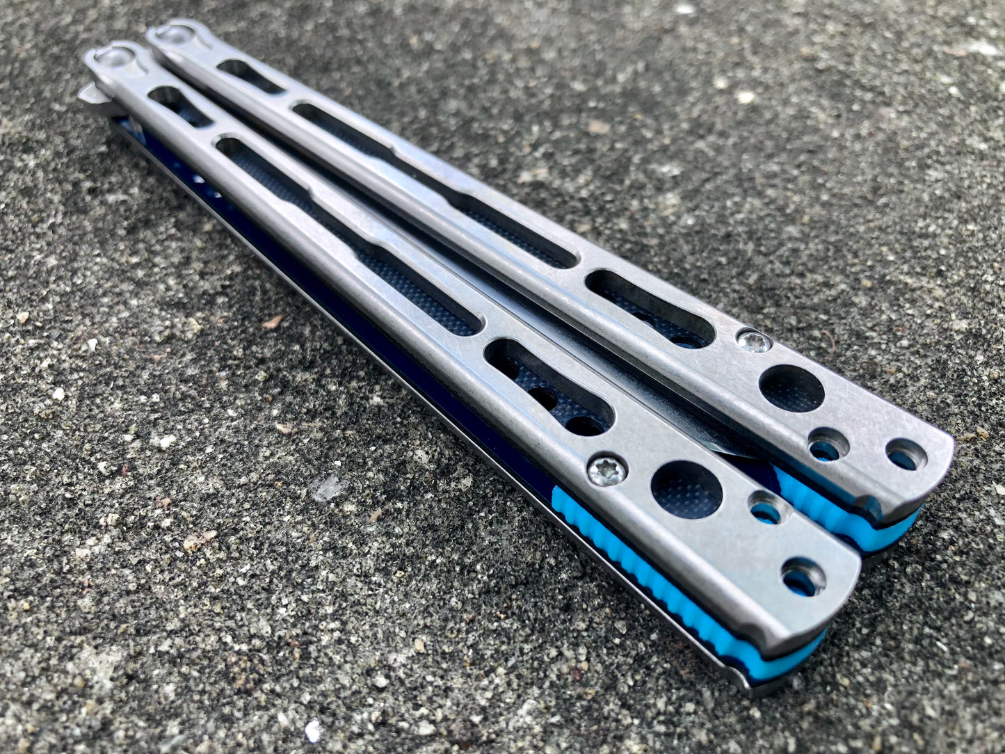 Make your HOM Chimera balisong a more neutral flipper with Zippy spacers: full-length spacers with jimping, or spring-latch spacers that counterweight the safe handle for improved balance.
