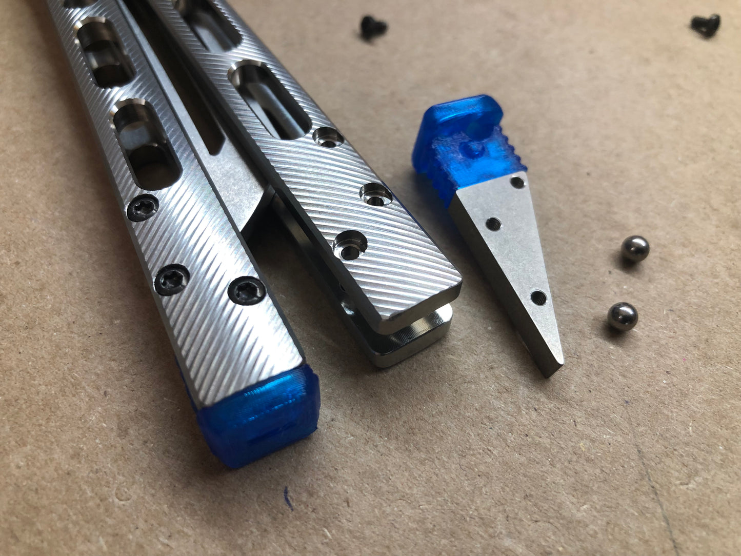 Extend and protect the handles of your Geof Dumas Ex10 and Ex11 balisongs with these Zippy extensions, which offer adjustable balance. Handle inlays modify the grip and sound.