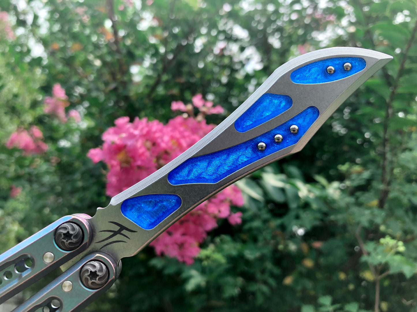 Integrate additional jimping surface area and an adjustable weight system into the Fellowship Blades Medusa v3 and Empusa v3 balisongs with this polyurethane Zippy mod. Adjust the balance and add color to the trainer blade with these polyurethane Zippy inserts.