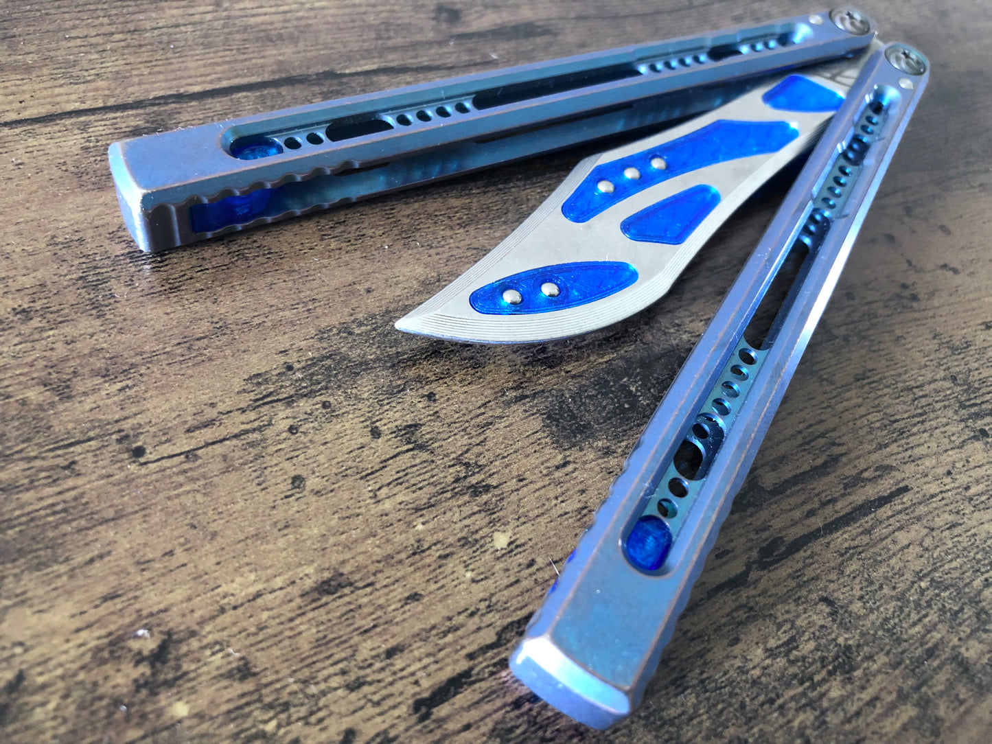 Integrate additional jimping surface area and an adjustable weight system into the Fellowship Blades Medusa v3 and Empusa v3 balisongs with this polyurethane Zippy mod. Adjust the balance and add color to the trainer blade with these polyurethane Zippy inserts.