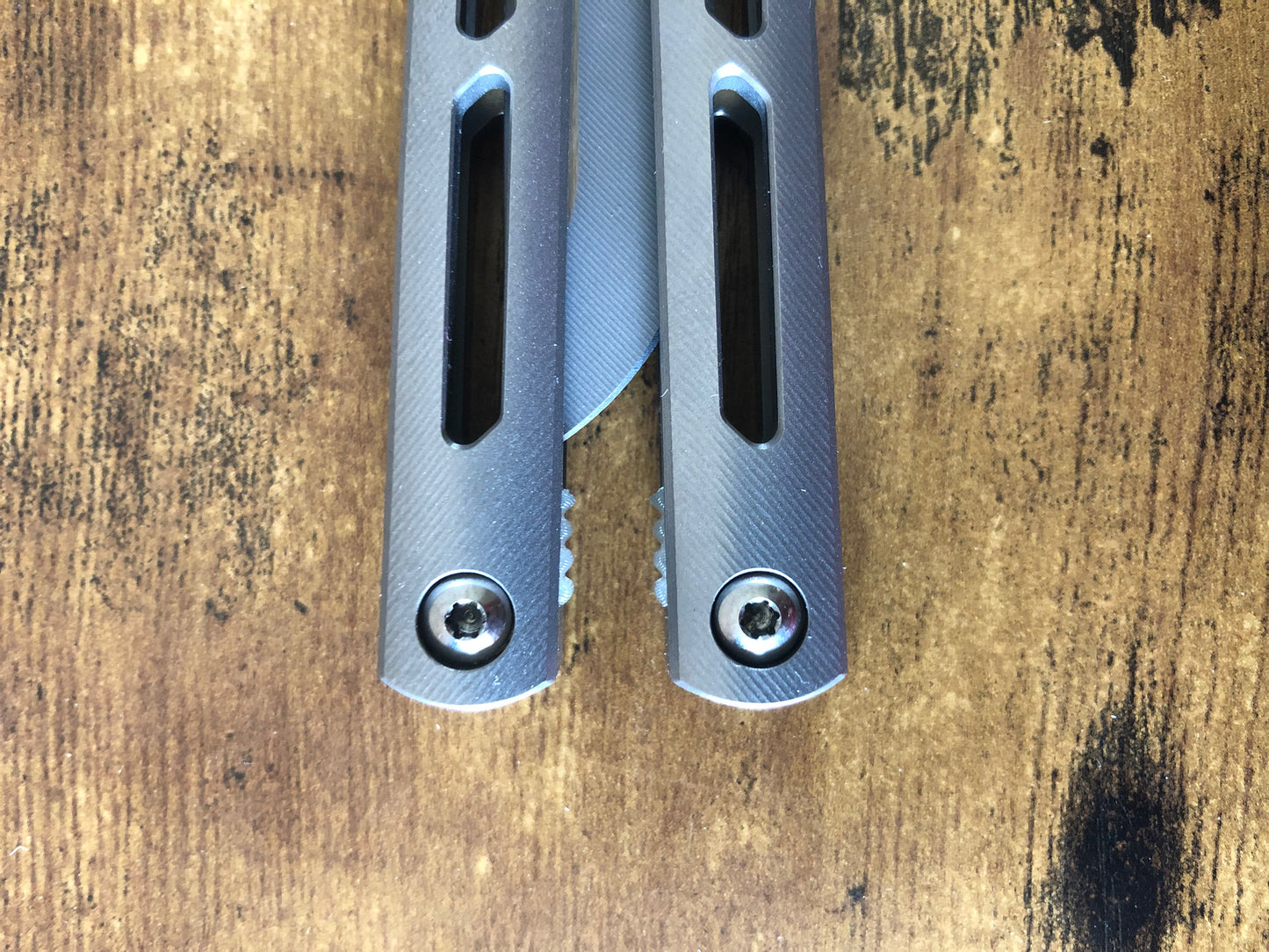 Modify the grip of your Squid Industries Tsunami balisong with these custom-made Zippy mods that adds jimping to the inside of the handles, and inlays to the surface. These polyurethane jimping and handle inlay mods can also be used to add a pop of color or mark the bite handle.