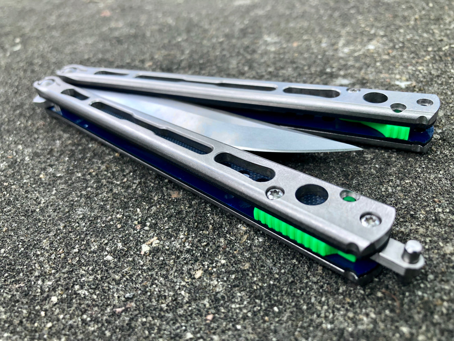 Make your HOM Chimera balisong a more neutral flipper with Zippy spacers: full-length spacers with jimping, or spring-latch spacers that counterweight the safe handle for improved balance.