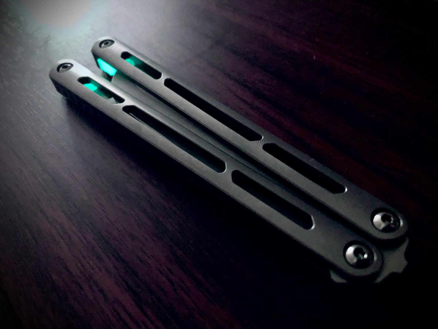 Modify the grip of your Squid Industries Tsunami balisong with these custom-made Zippy mods that adds jimping to the inside of the handles, and inlays to the surface. These polyurethane jimping and handle inlay mods can also be used to add a pop of color or mark the bite handle.