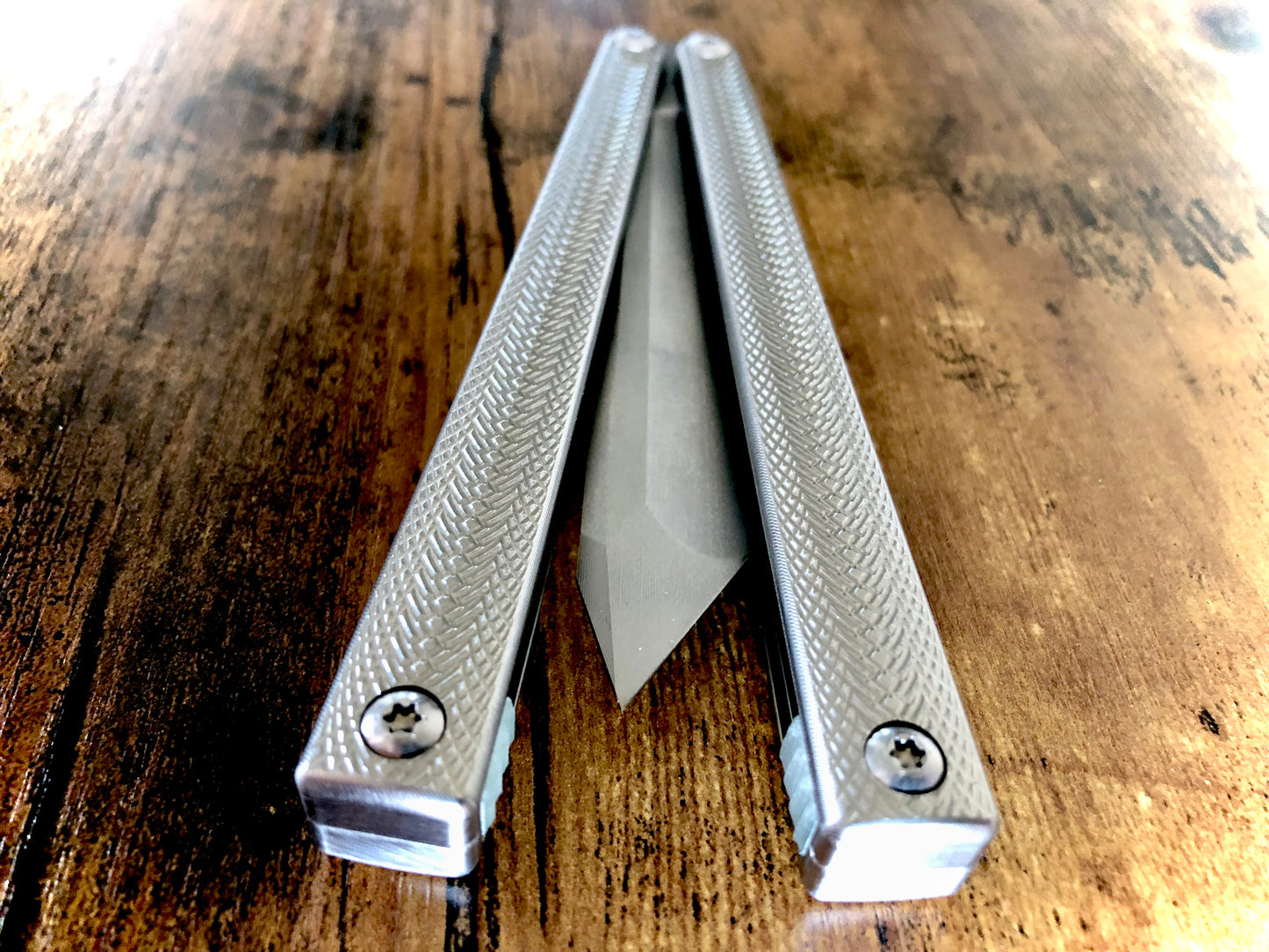 positive jimping for extra grip, and 2x new balance configurations with removable tungsten weights. Choose from less end-weight, stock balance, or additional end-weight to improve your flipping experience.