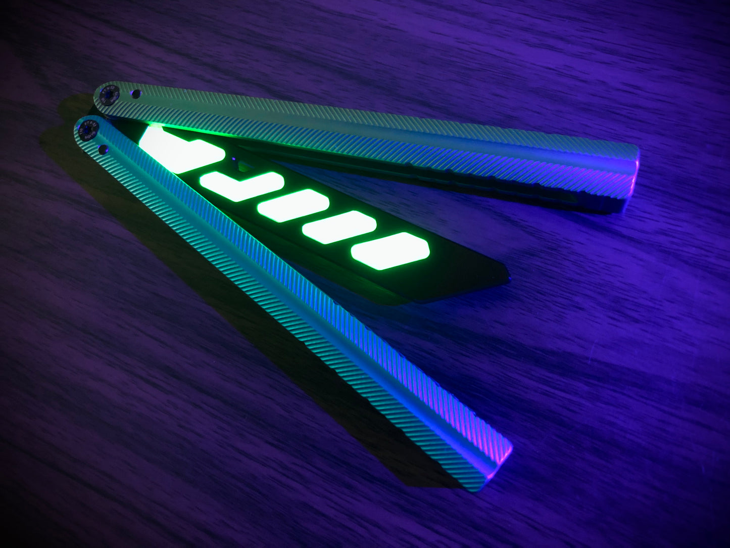Add a pop of color and a more neutral balance to your Glidr Pacific balisong trainer with these shatter-proof polyurethane Zippy inserts. The inserts increase momentum and can be used to compensate for the added handle weight from the stock Glidr handle weights to maintain your favored balance profile.