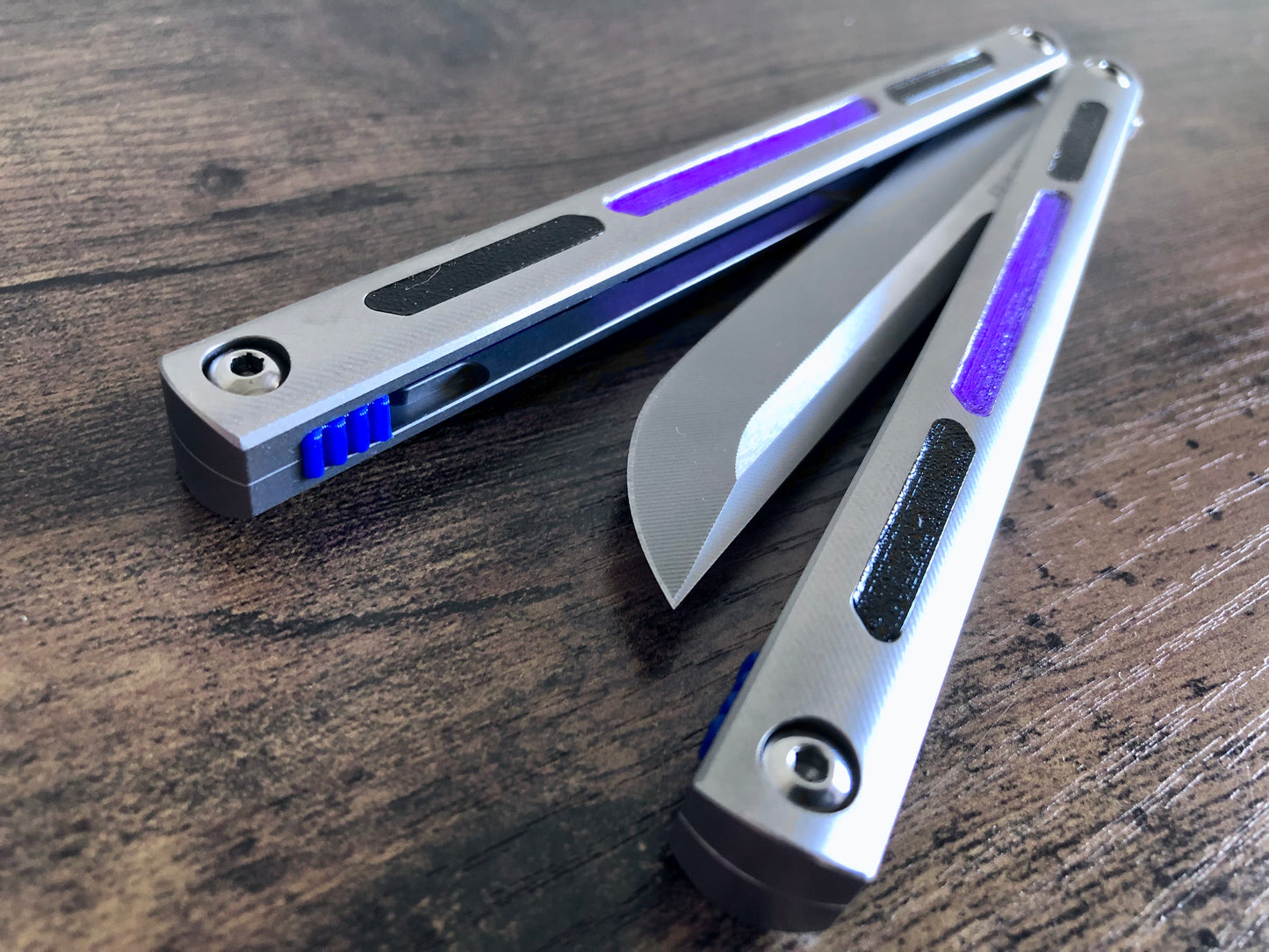 Modify the grip of your Squid Industries Tsunami balisong with these custom-made Zippy mods that adds jimping to the inside of the handles, and inlays to the surface. These polyurethane jimping and handle inlay mods can also be used to add a pop of color or mark the bite handle.