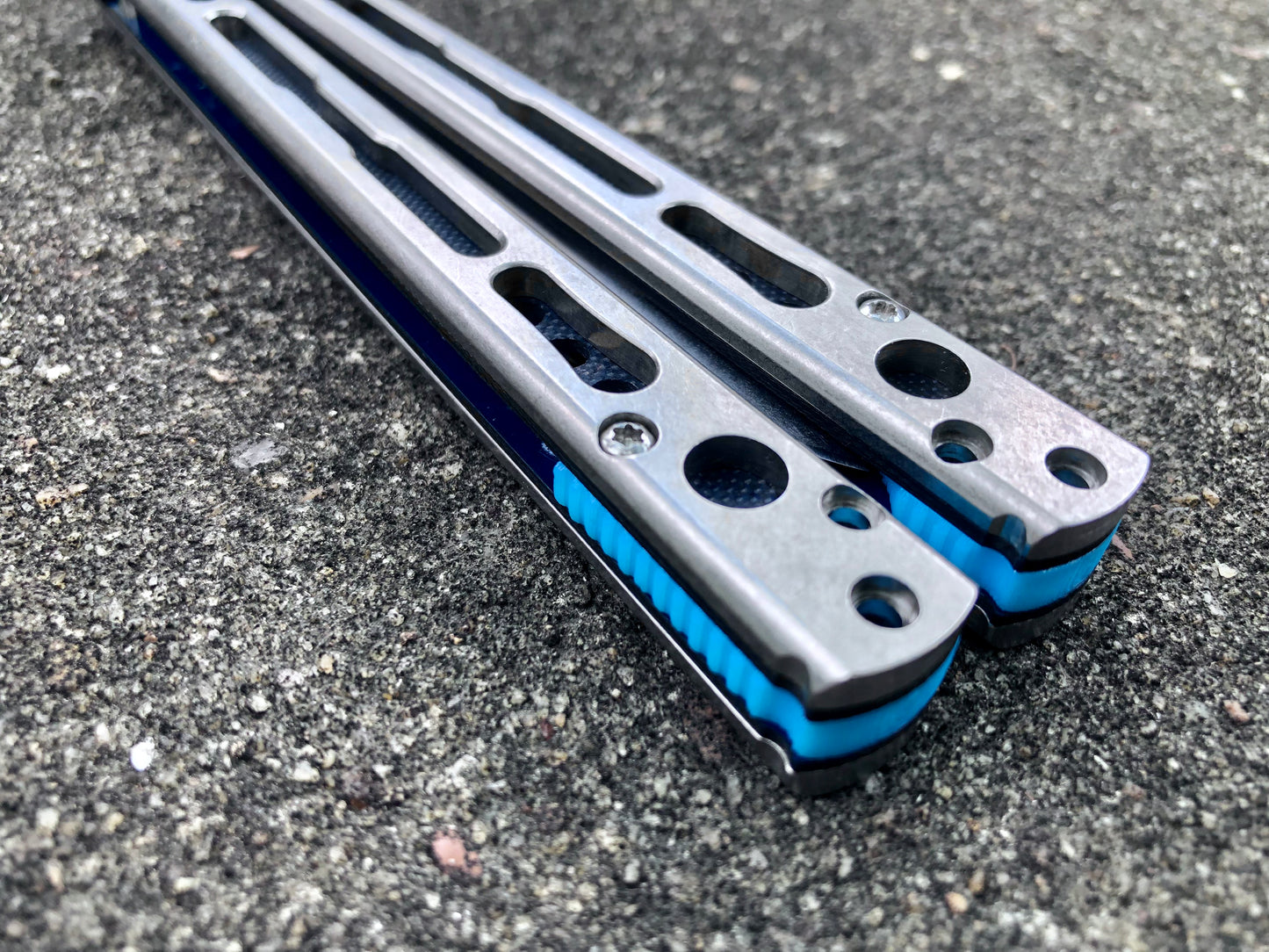 Make your HOM Chimera balisong a more neutral flipper with Zippy spacers: full-length spacers with jimping, or spring-latch spacers that counterweight the safe handle for improved balance.