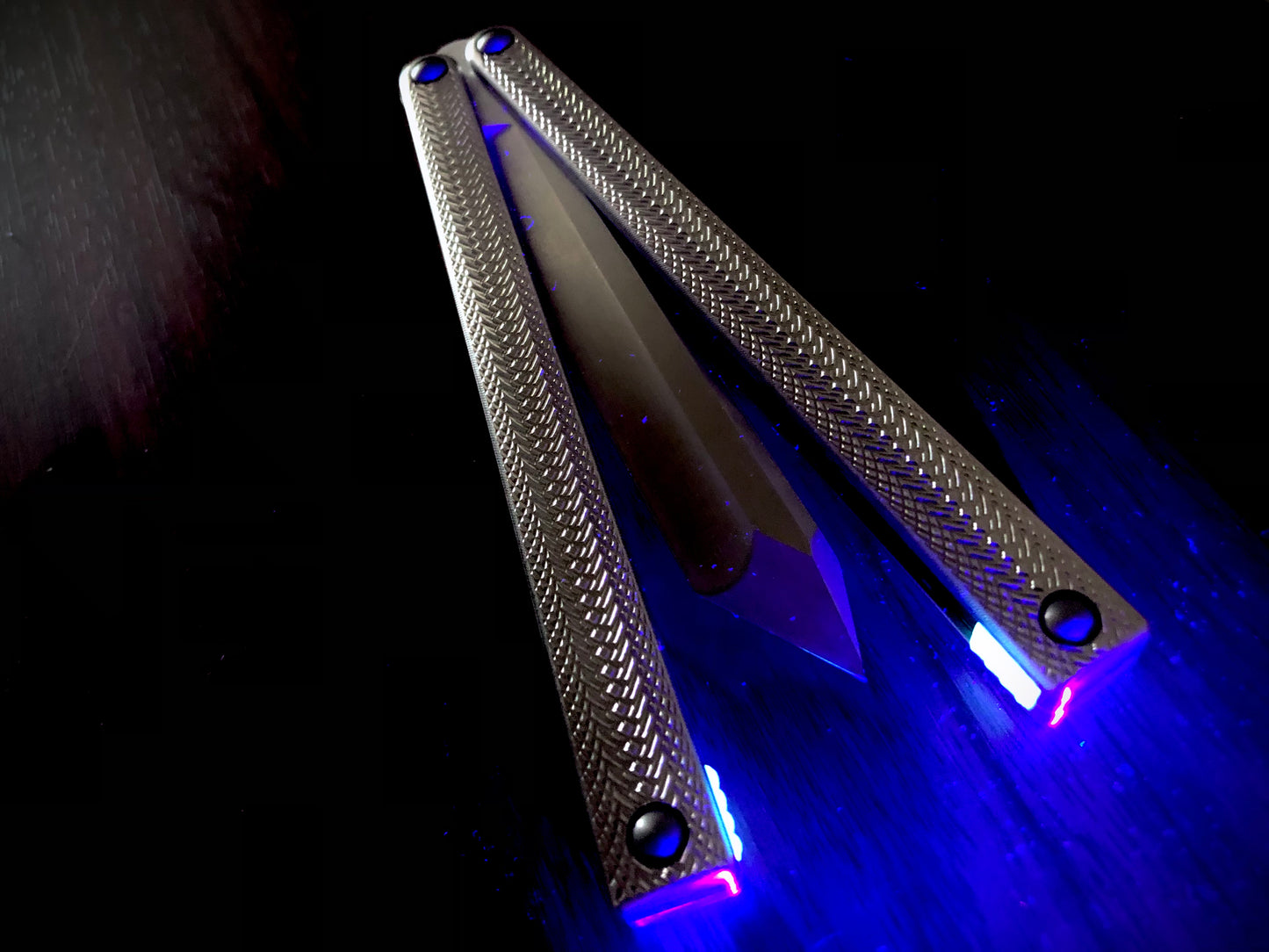 positive jimping for extra grip, and 2x new balance configurations with removable tungsten weights. Choose from less end-weight, stock balance, or additional end-weight to improve your flipping experience.