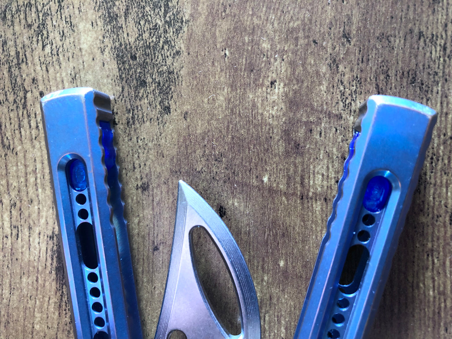 Integrate additional jimping surface area and an adjustable weight system into the Fellowship Blades Medusa v3 and Empusa v3 balisongs with this polyurethane Zippy mod. Adjust the balance and add color to the trainer blade with these polyurethane Zippy inserts.