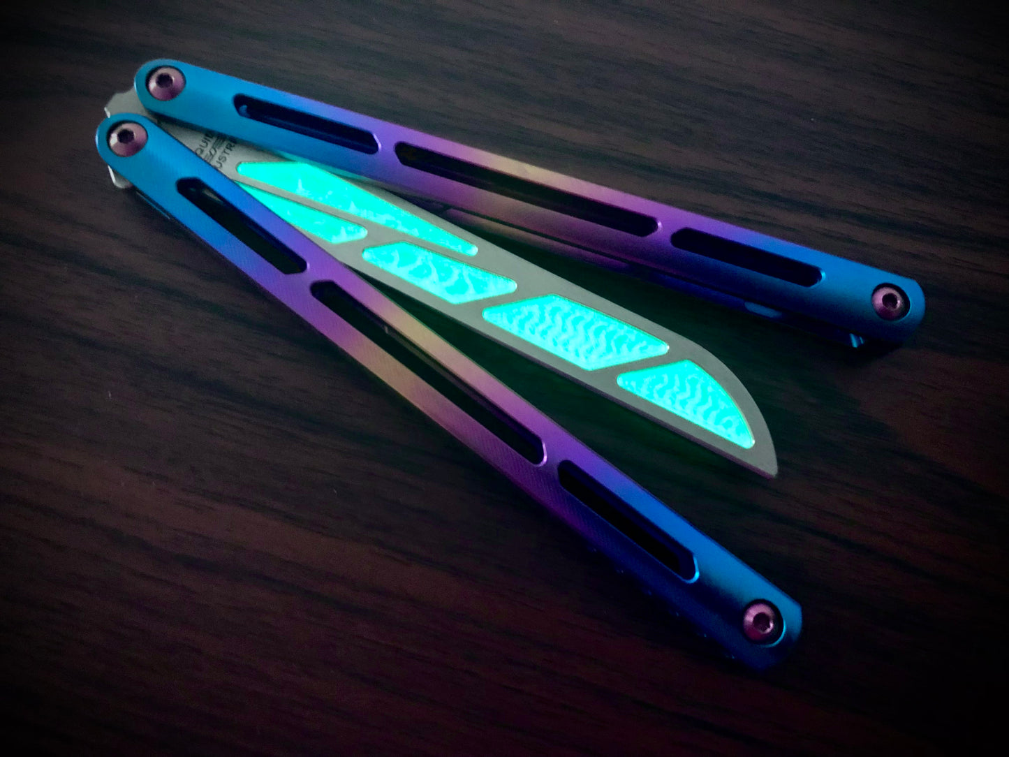 Adjust the balance and add a pop of color to your Squid Industries Tsunami trainer balisong with this custom-made Zippy balance insert. The insert adds 0.067 oz to the blade, which enable the Tsunami trainer to have a more neutral (less handle biased) balance profile.