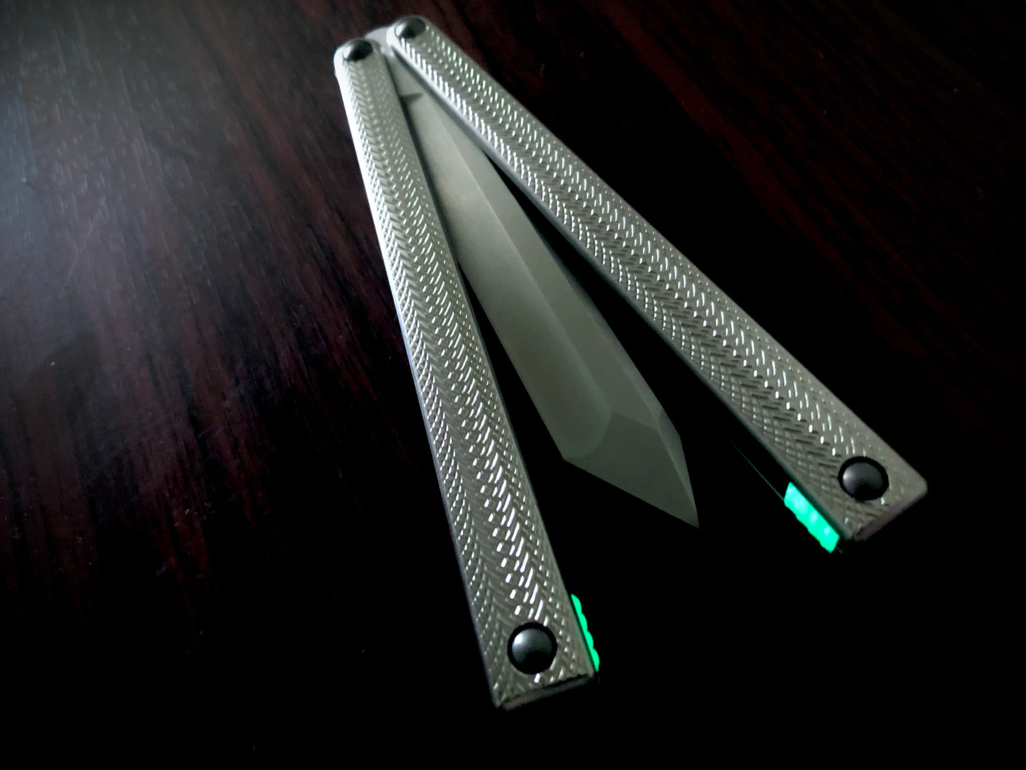 positive jimping for extra grip, and 2x new balance configurations with removable tungsten weights. Choose from less end-weight, stock balance, or additional end-weight to improve your flipping experience.