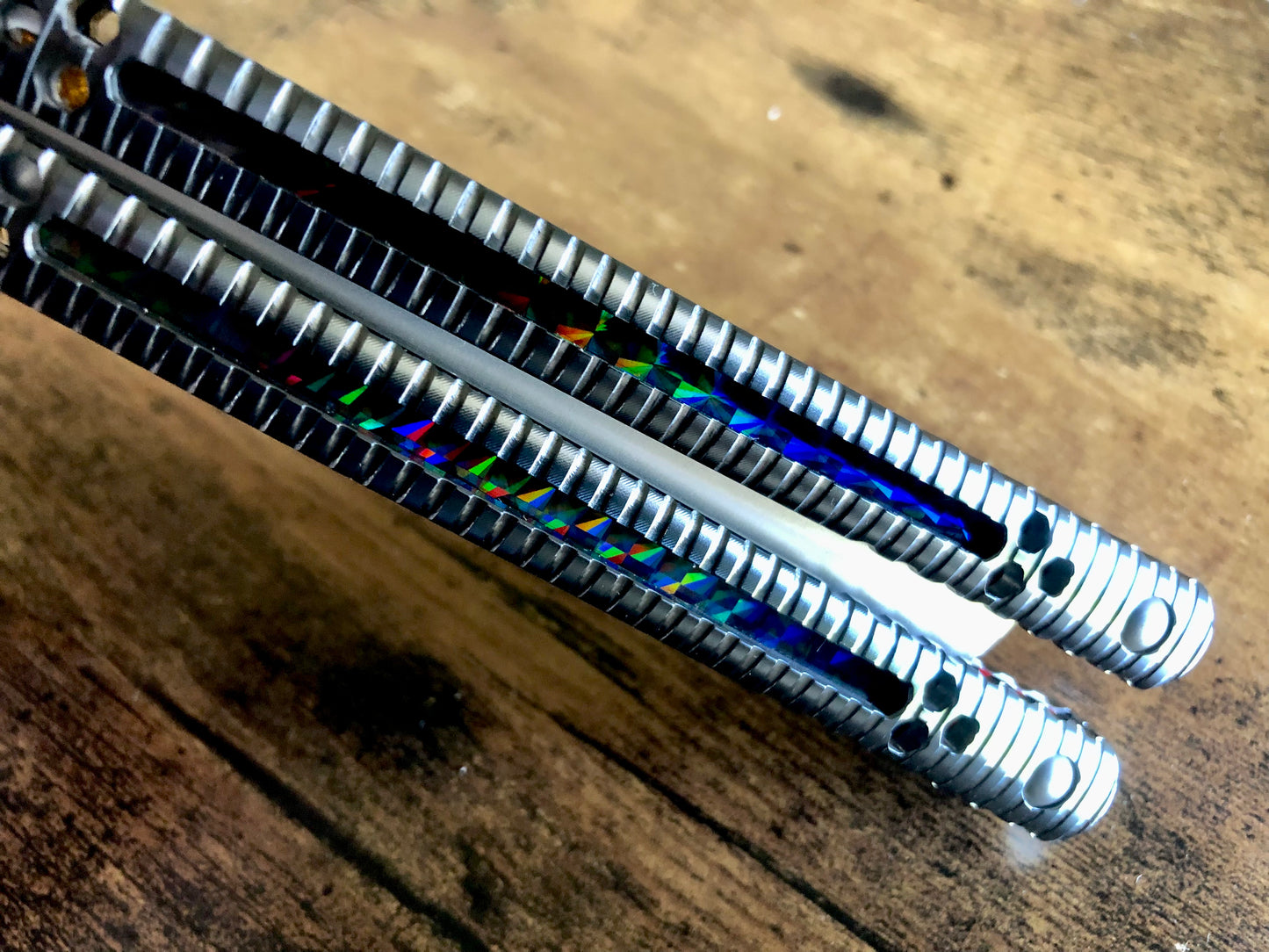 Adjust the balance of your B.A. Balis Nakiri balisong with these custom-made Zippy spacers. The Zippy spacers offer reduced handle bias compared to the stock spacers, and offer 3x intermediate balance configurations so you can fine-tune the balance to your preference. Cosmetic blade inserts are included, and optional handle inlays add a pop of color. 