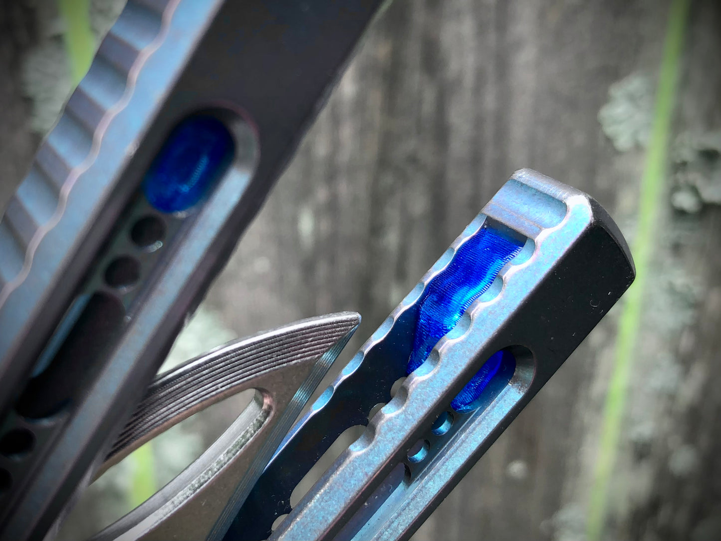 Integrate additional jimping surface area and an adjustable weight system into the Fellowship Blades Medusa v3 and Empusa v3 balisongs with this polyurethane Zippy mod. Adjust the balance and add color to the trainer blade with these polyurethane Zippy inserts.