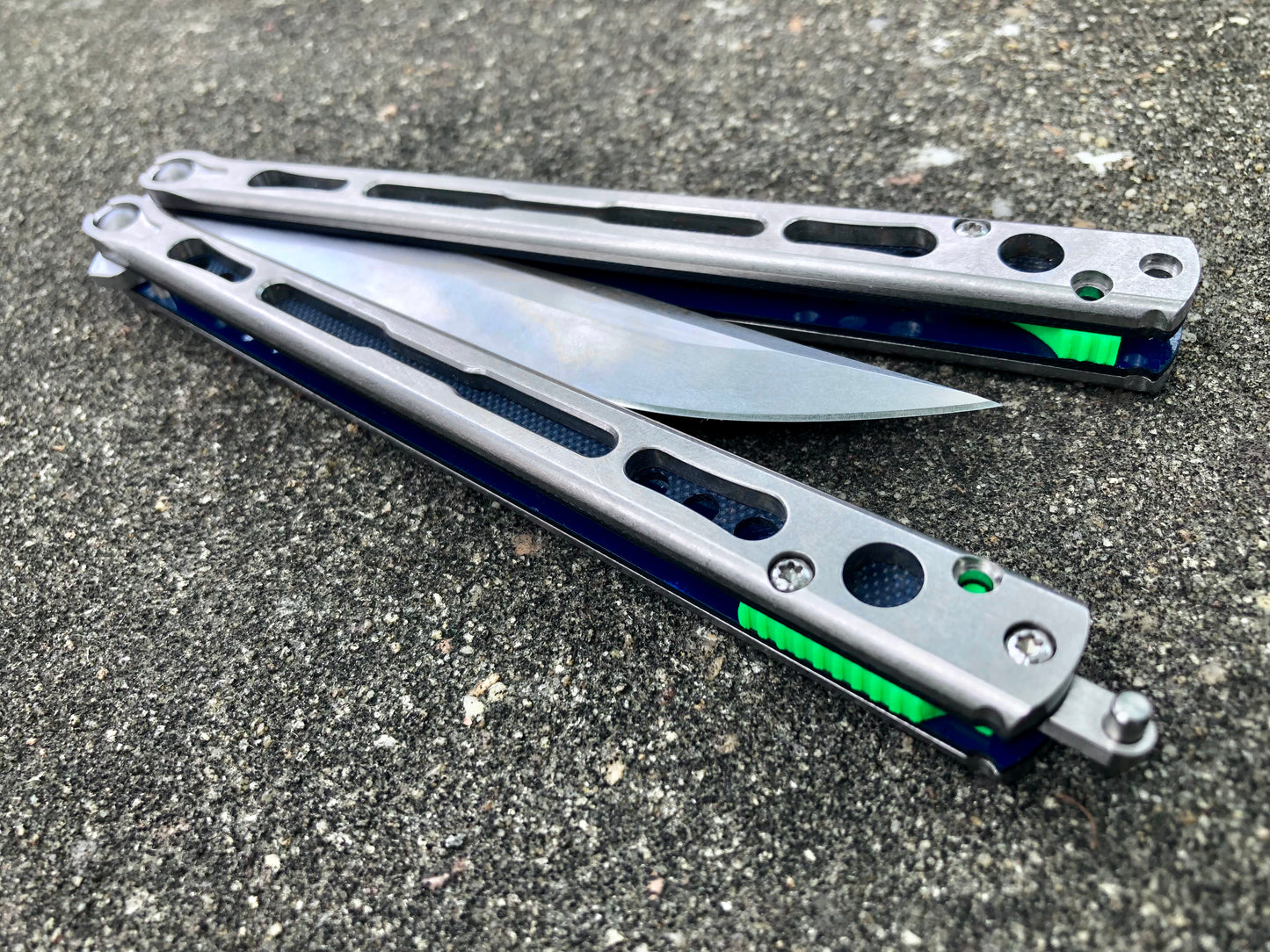 Make your HOM Chimera balisong a more neutral flipper with Zippy spacers: full-length spacers with jimping, or spring-latch spacers that counterweight the safe handle for improved balance.