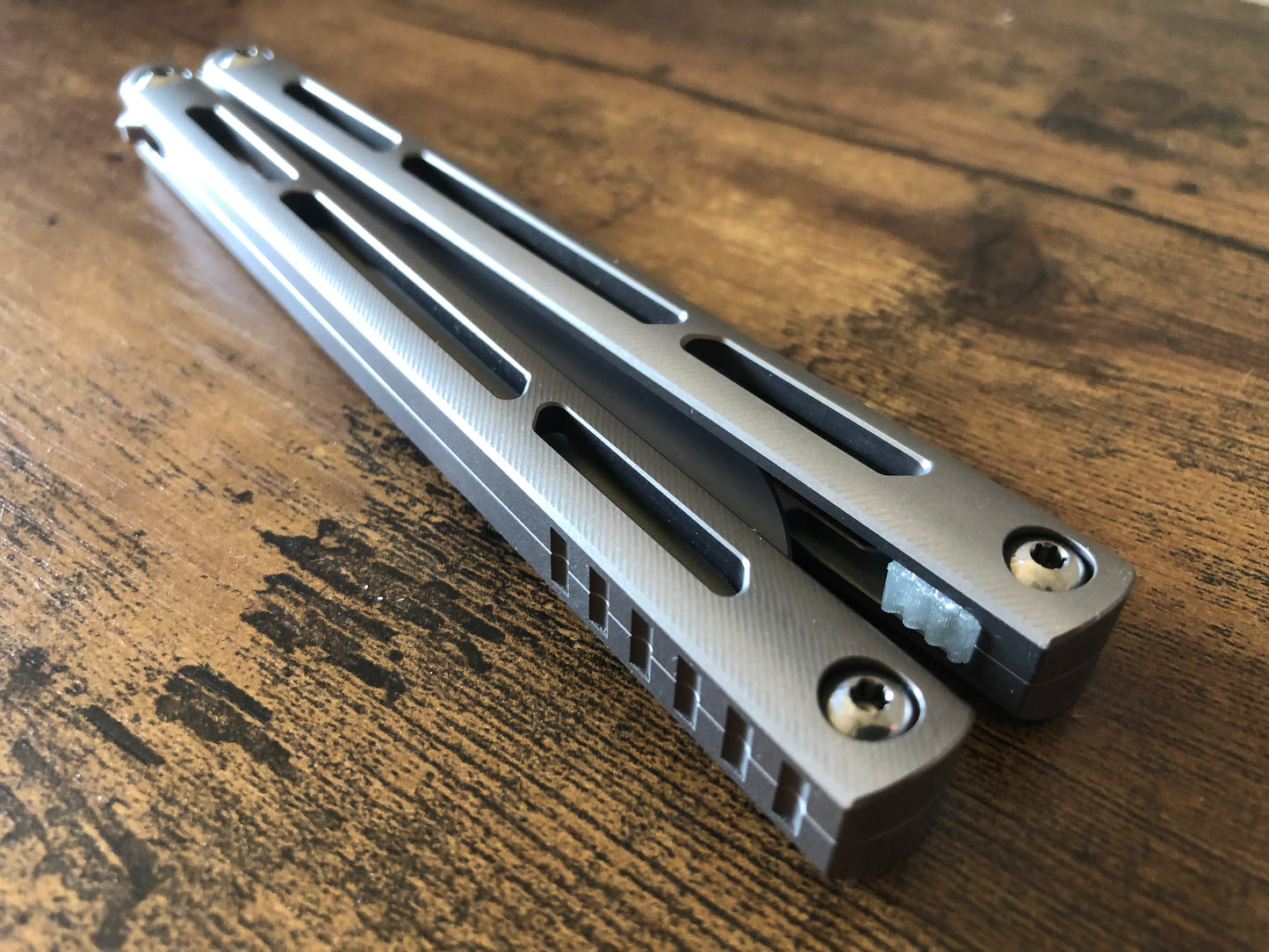 Modify the grip of your Squid Industries Tsunami balisong with these custom-made Zippy mods that adds jimping to the inside of the handles, and inlays to the surface. These polyurethane jimping and handle inlay mods can also be used to add a pop of color or mark the bite handle.