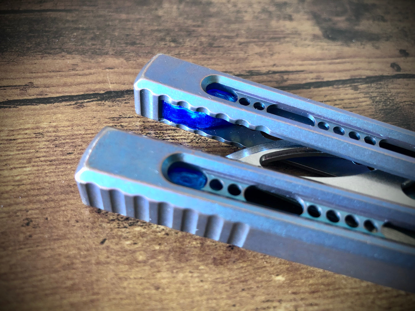 Integrate additional jimping surface area and an adjustable weight system into the Fellowship Blades Medusa v3 and Empusa v3 balisongs with this polyurethane Zippy mod. Adjust the balance and add color to the trainer blade with these polyurethane Zippy inserts.