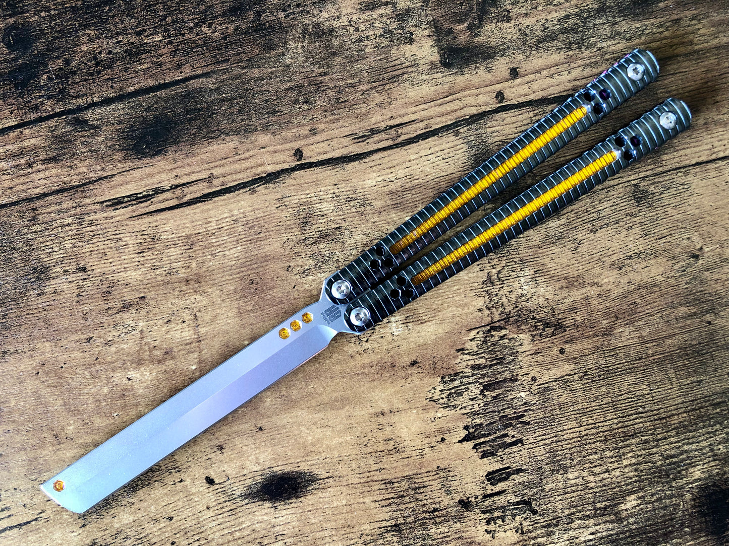 Adjust the balance of your B.A. Balis Nakiri balisong with custom-made Zippy spacers. The Zippy spacers offer reduced handle bias compared to the stock spacers, and offer 3x intermediate balance configurations. Cosmetic blade inserts are included. Optional handle inlays add a pop of color. 