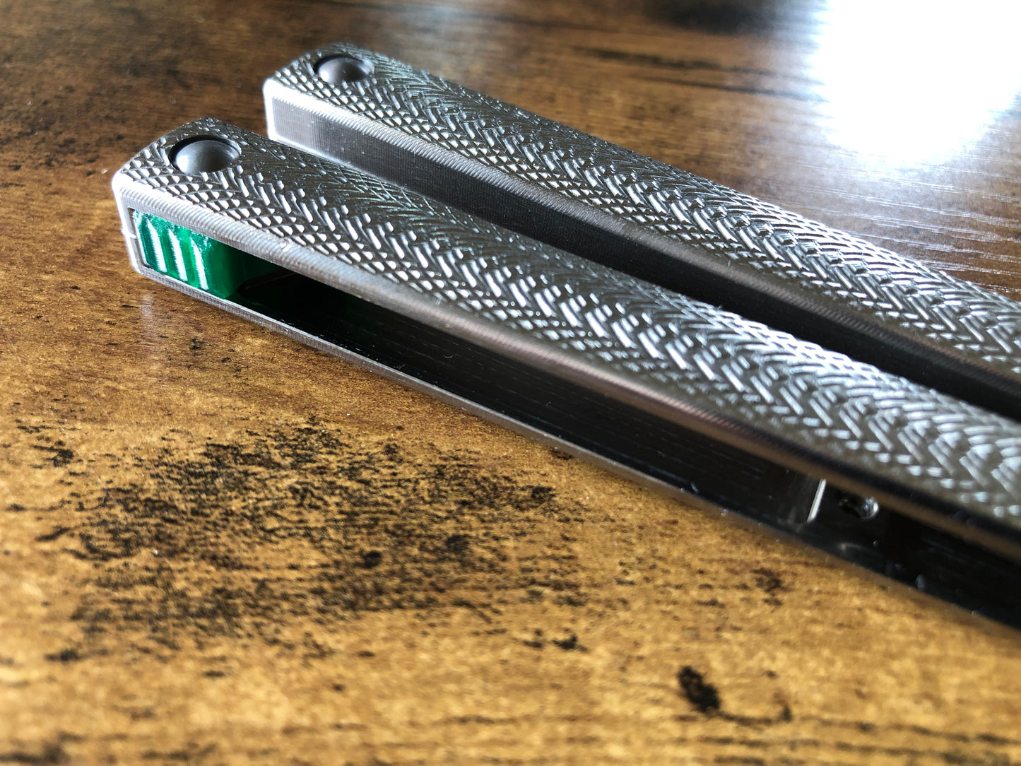 positive jimping for extra grip, and 2x new balance configurations with removable tungsten weights. Choose from less end-weight, stock balance, or additional end-weight to improve your flipping experience.