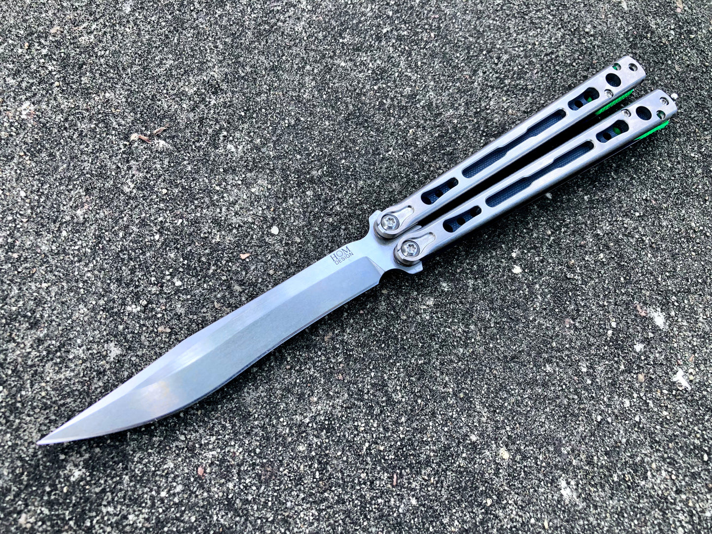 Make your HOM Chimera balisong a more neutral flipper with Zippy spacers: full-length spacers with jimping, or spring-latch spacers that counterweight the safe handle for improved balance.