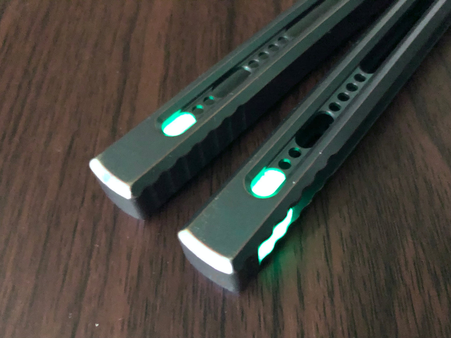 Integrate additional jimping surface area and an adjustable weight system into the Fellowship Blades Medusa v3 and Empusa v3 balisongs with this polyurethane Zippy mod. Adjust the balance and add color to the trainer blade with these polyurethane Zippy inserts.
