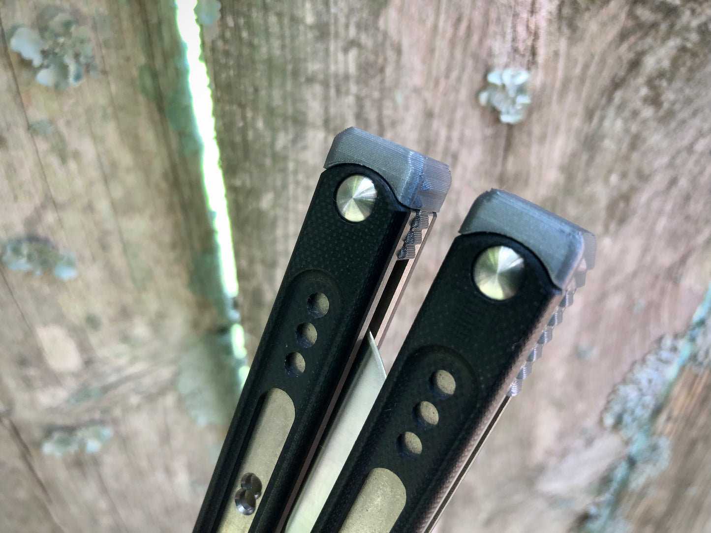 These Black Balisong Rebola v2 spacers are made in-house from a rubbery, shatter-proof polyurethane. They are ultra-lightweight extension spacers that reduce the stock handle-bias. They also feature positive sawtooth jimping and enable adjustable balance with up to 1x removable tungsten weight per spacer.