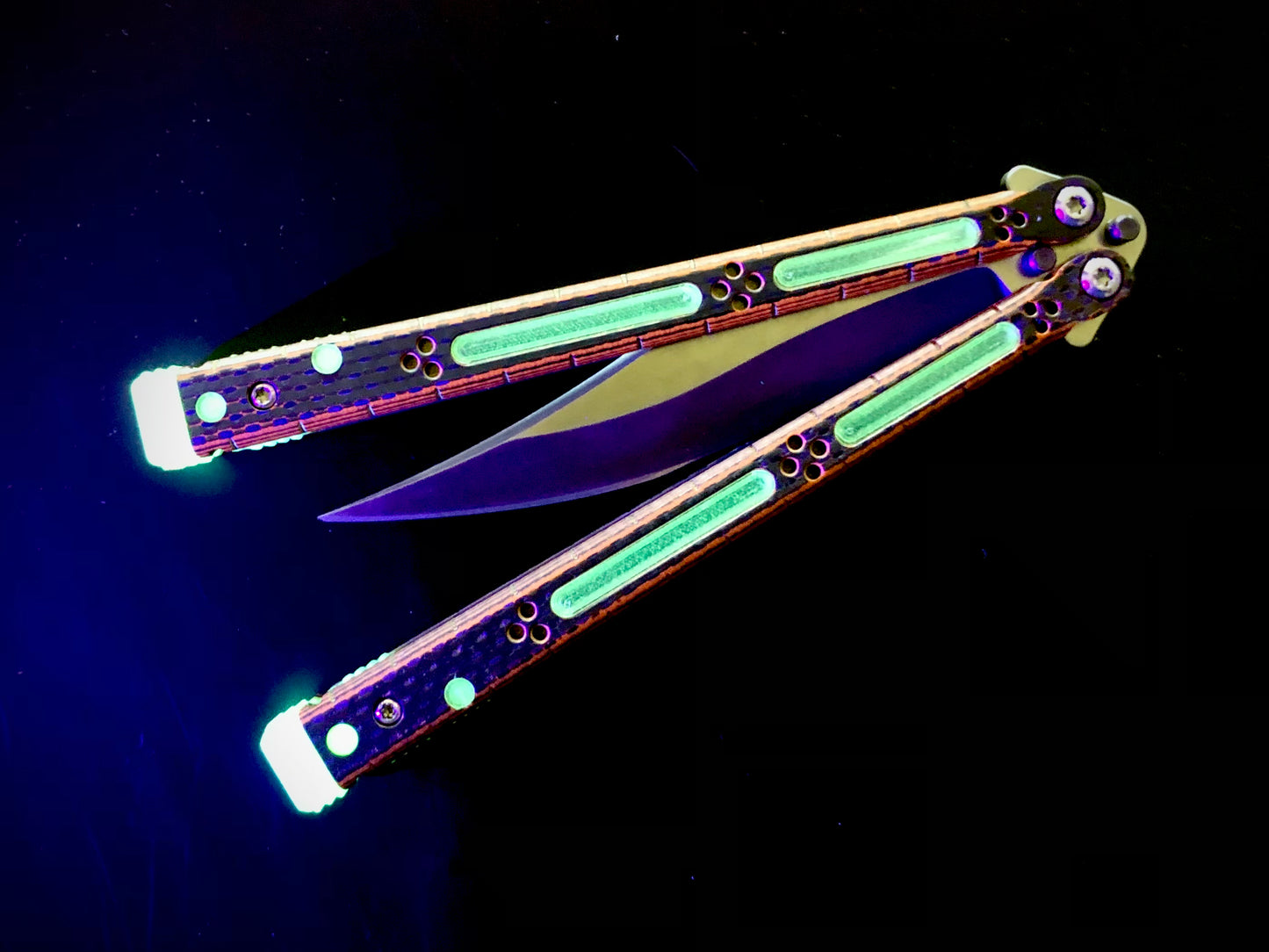 These Zippy spacers designed for the HOM Basilisk-R are made in-house from a shatter-proof polyurethane. These spacers reduce the handle bias, add positive jimping, and are compatible with all Basilisk-R variants. The optional extensions lengthen, round, and protect the handles of the Basilisk-R. Customize the balance to your preference with an adjustable weight system.