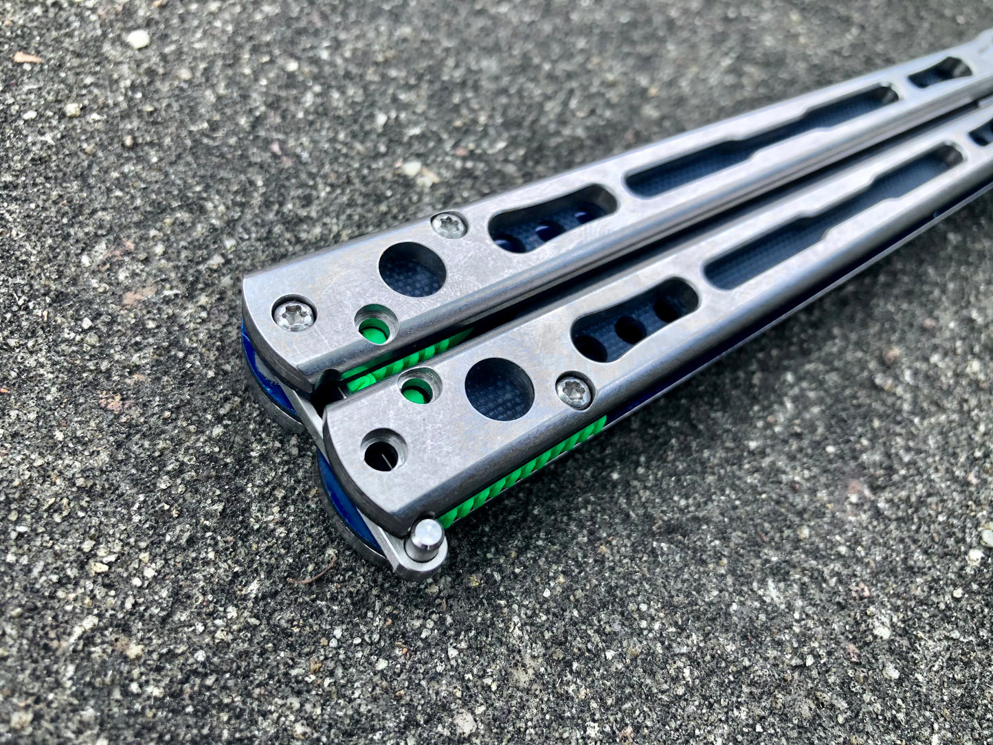 Make your HOM Chimera balisong a more neutral flipper with Zippy spacers: full-length spacers with jimping, or spring-latch spacers that counterweight the safe handle for improved balance.