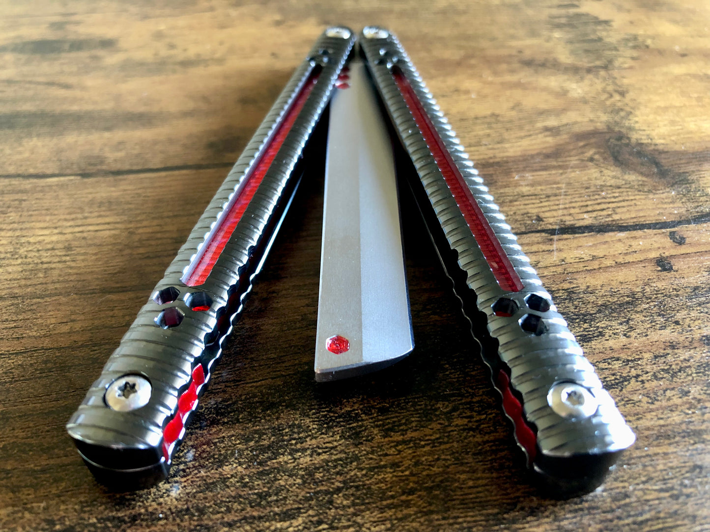Adjust the balance of your B.A. Balis Nakiri balisong with these custom-made Zippy spacers. The Zippy spacers offer reduced handle bias compared to the stock spacers, and offer 3x intermediate balance configurations so you can fine-tune the balance to your preference. Cosmetic blade inserts are included, and optional handle inlays add a pop of color. 