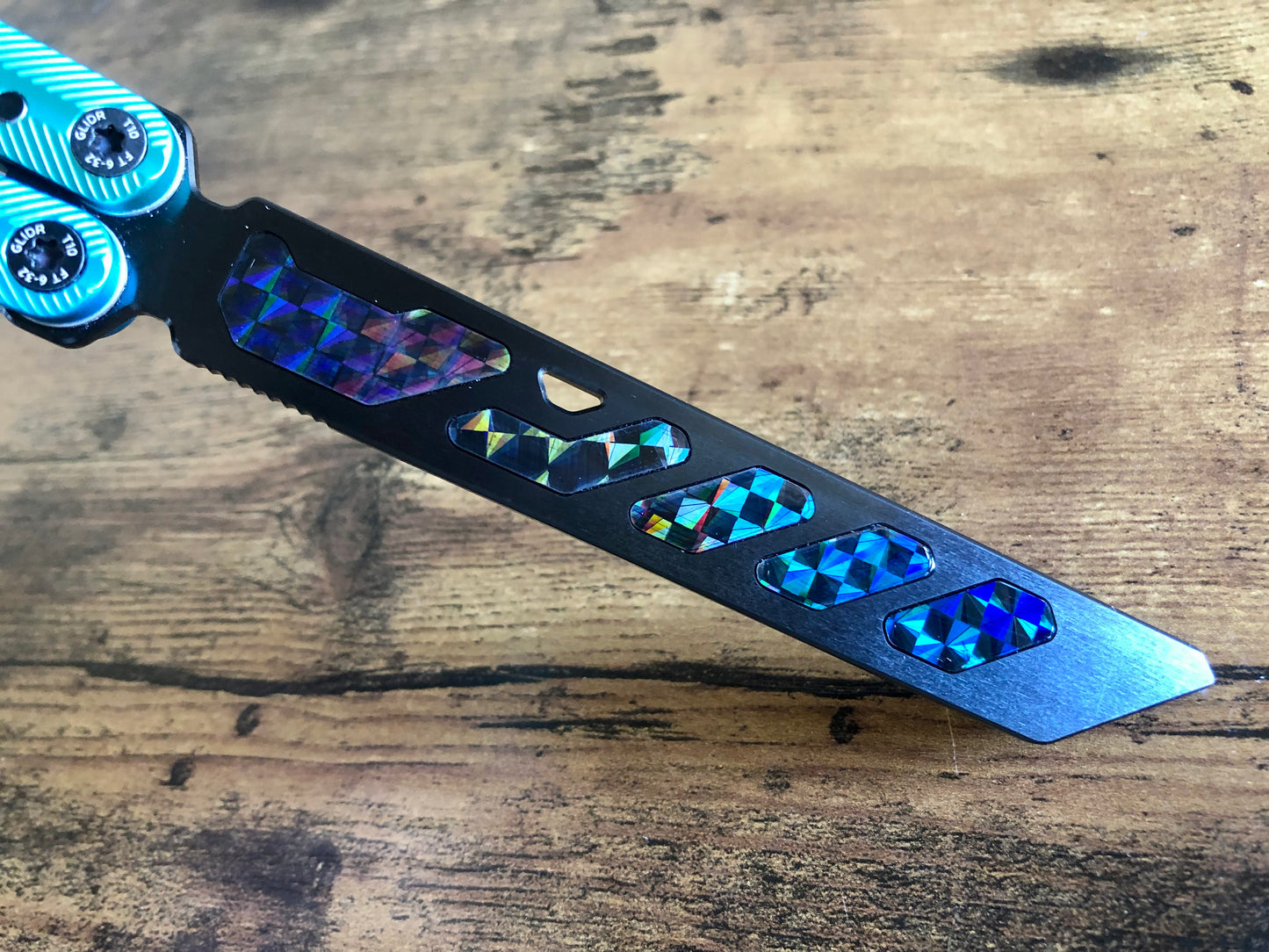 Add a pop of color and a more neutral balance to your Glidr Pacific balisong trainer with these shatter-proof polyurethane Zippy inserts. The inserts increase momentum and can be used to compensate for the added handle weight from the stock Glidr handle weights to maintain your favored balance profile.