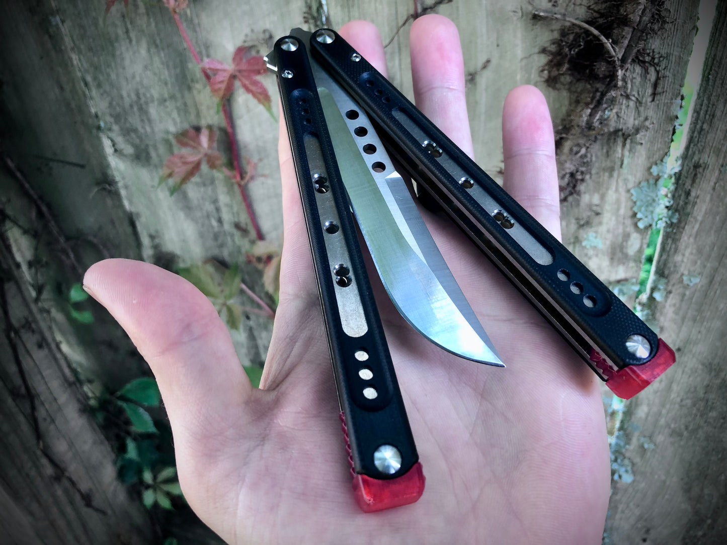 These Black Balisong Rebola v2 spacers are made in-house from a rubbery, shatter-proof polyurethane. They are ultra-lightweight extension spacers that reduce the stock handle-bias. They also feature positive sawtooth jimping and enable adjustable balance with up to 1x removable tungsten weight per spacer.