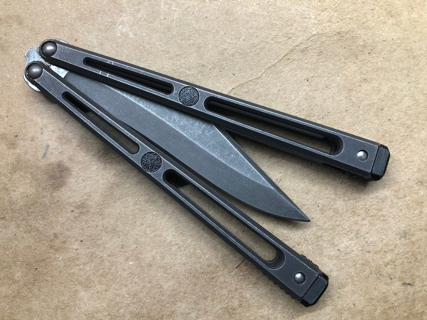 Extend and protect your handles with these Zippy spacers, custom-made for the Goose balisong (designed by Arthur Goins and machined by JK Design). The spacers are made from a shatter-proof polyurethane and protect your handles from drops while adding length. The spacers also feature positive sawtooth jimping and adjustable balance.