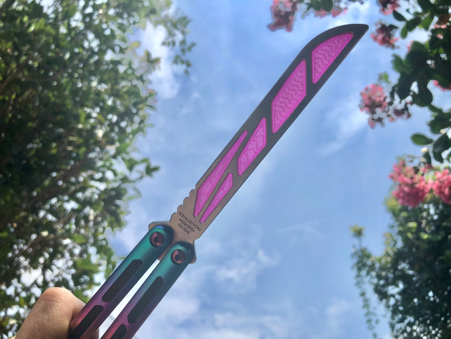 Adjust the balance and add a pop of color to your Squid Industries Tsunami trainer balisong with this custom-made Zippy balance insert. The insert adds 0.067 oz to the blade, which enable the Tsunami trainer to have a more neutral (less handle biased) balance profile.