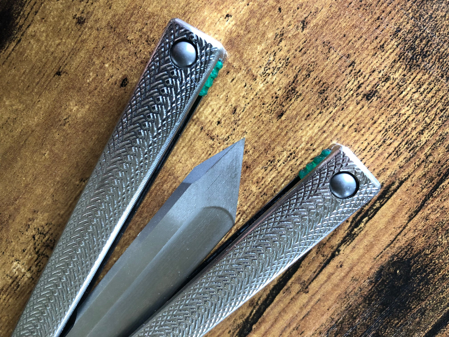 positive jimping for extra grip, and 2x new balance configurations with removable tungsten weights. Choose from less end-weight, stock balance, or additional end-weight to improve your flipping experience.
