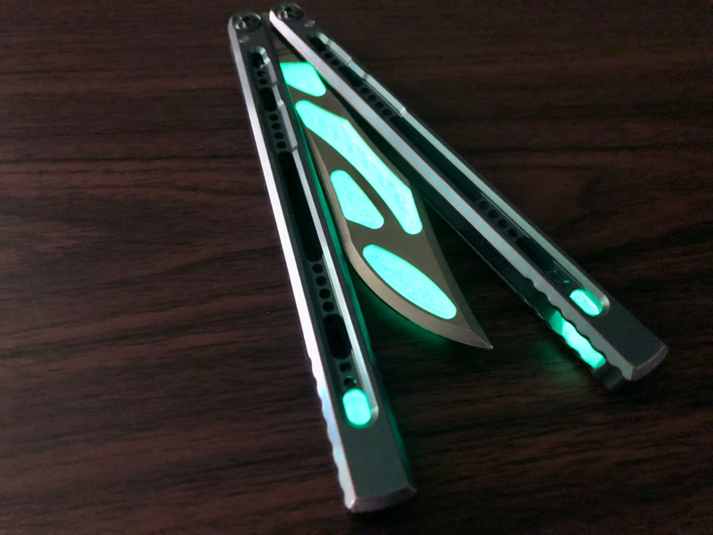 Integrate additional jimping surface area and an adjustable weight system into the Fellowship Blades Medusa v3 and Empusa v3 balisongs with this polyurethane Zippy mod. Adjust the balance and add color to the trainer blade with these polyurethane Zippy inserts.