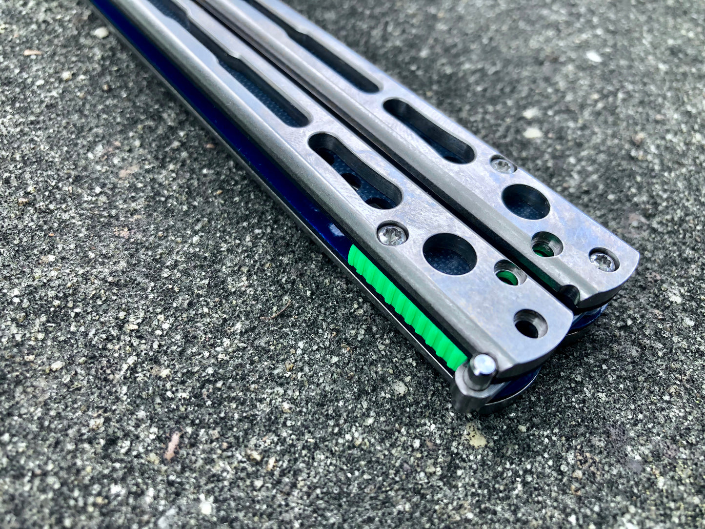 Make your HOM Chimera balisong a more neutral flipper with Zippy spacers: full-length spacers with jimping, or spring-latch spacers that counterweight the safe handle for improved balance.