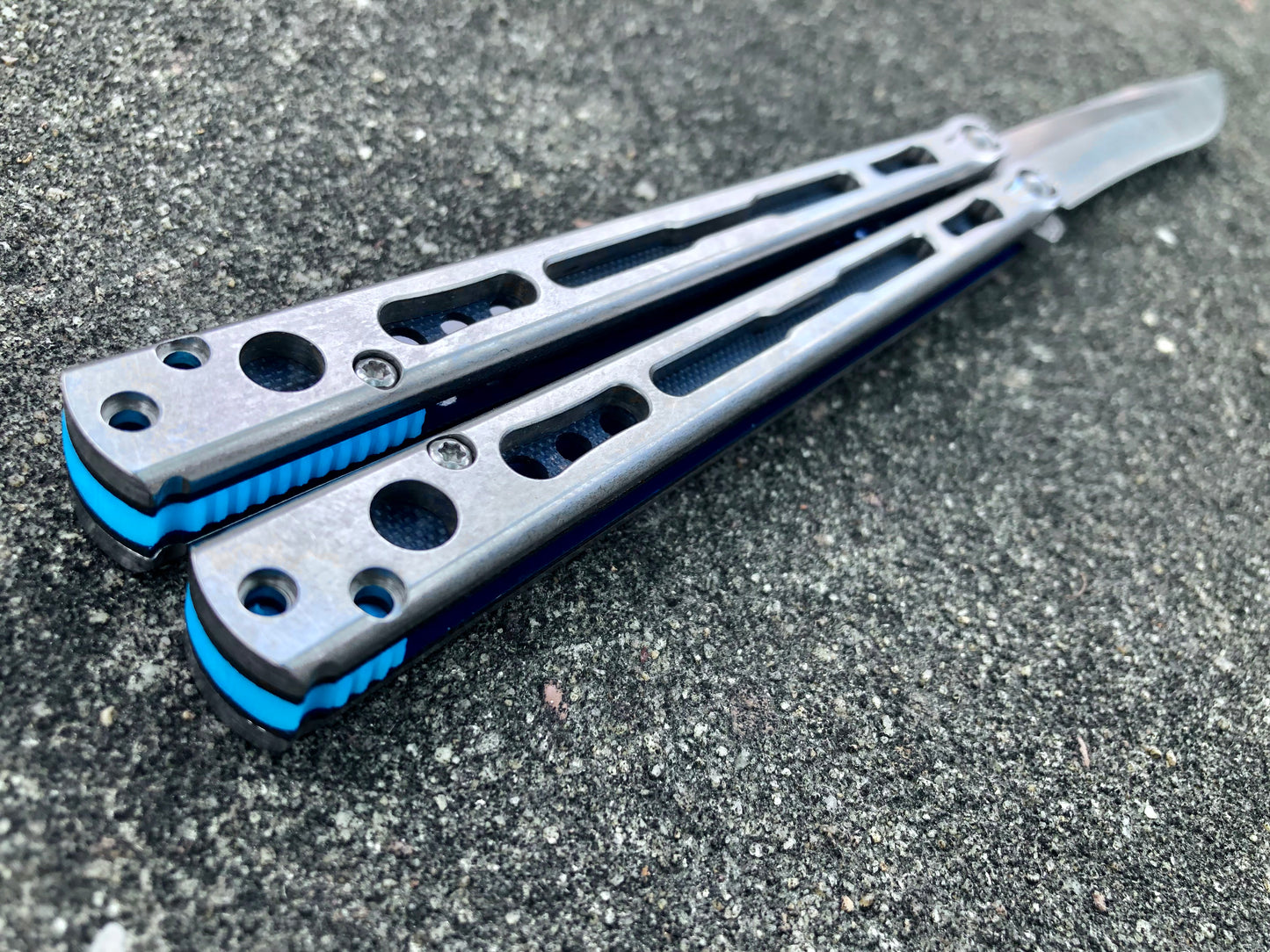 Make your HOM Chimera balisong a more neutral flipper with Zippy spacers: full-length spacers with jimping, or spring-latch spacers that counterweight the safe handle for improved balance.