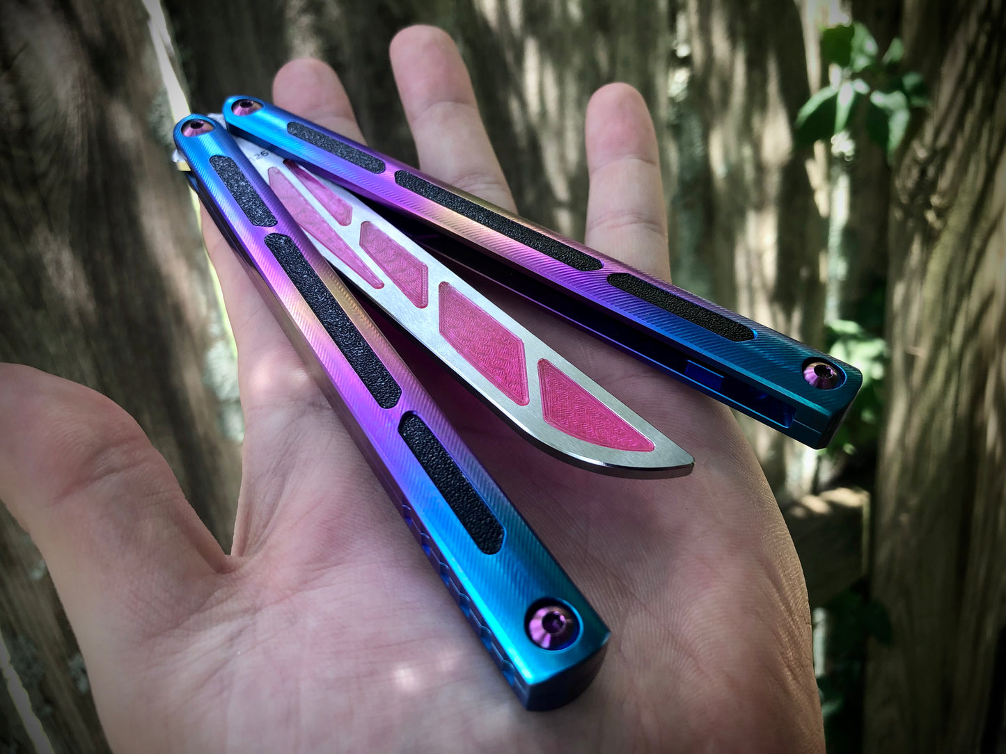 Modify the grip of your Squid Industries Tsunami balisong with these custom-made Zippy mods that adds jimping to the inside of the handles, and inlays to the surface. These polyurethane jimping and handle inlay mods can also be used to add a pop of color or mark the bite handle.