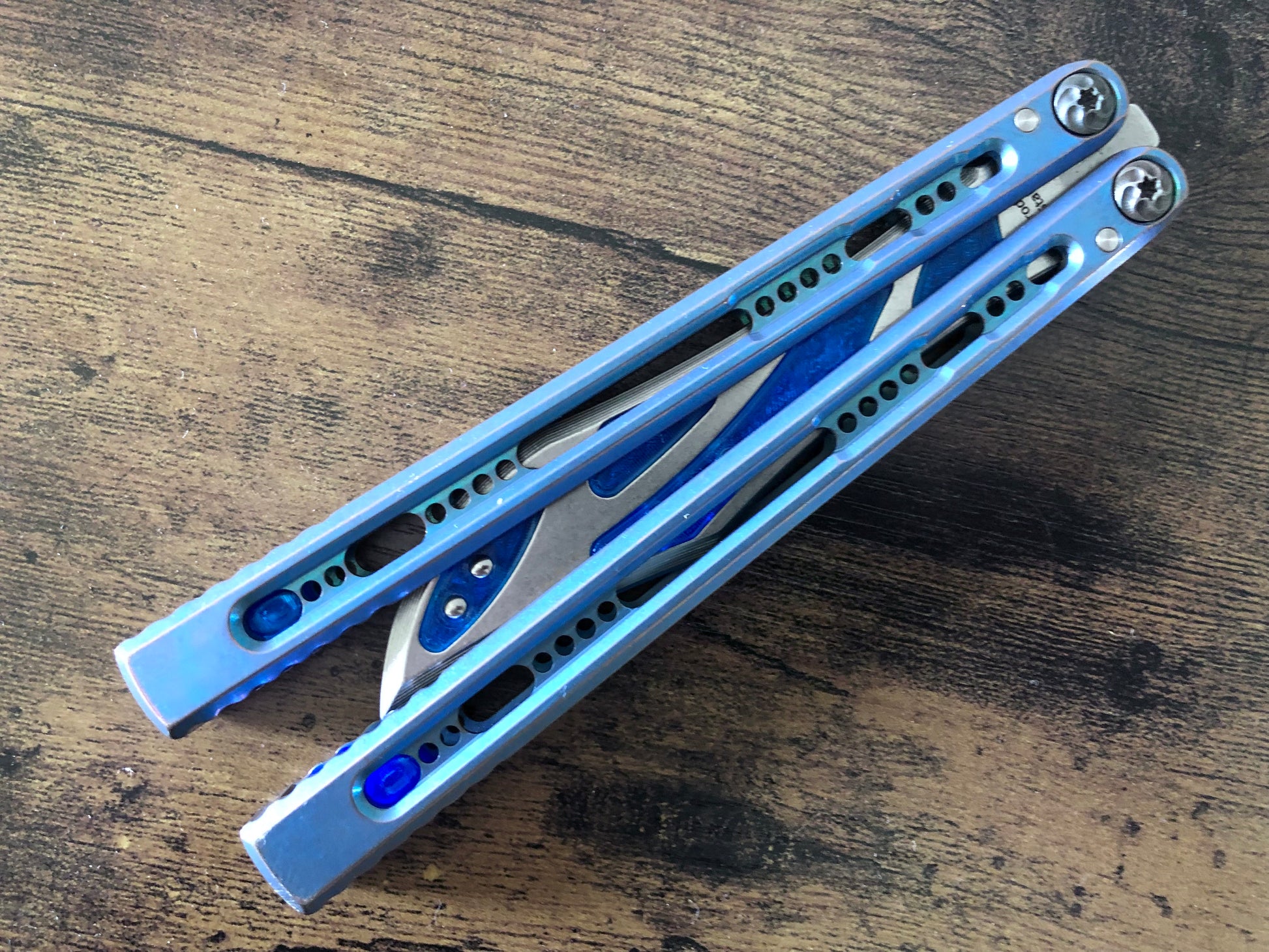 Integrate additional jimping surface area and an adjustable weight system into the Fellowship Blades Medusa v3 and Empusa v3 balisongs with this polyurethane Zippy mod. Adjust the balance and add color to the trainer blade with these polyurethane Zippy inserts.