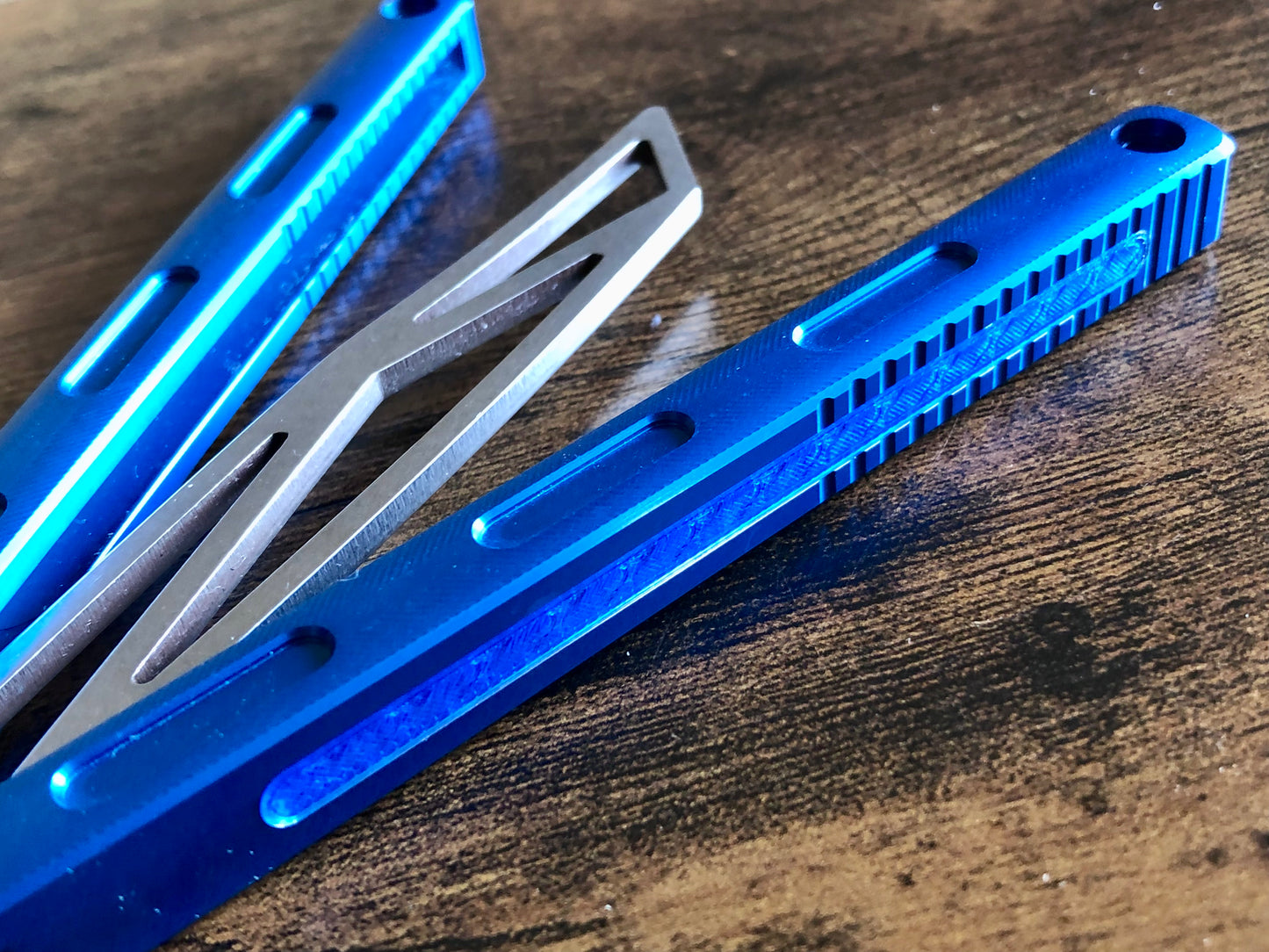 Add a pop of color and silence the ring of your MachineWise Prysma, Prysma Pro, or SlifT balisongs with these these polyurethane Zippy Speed Channel inlays.