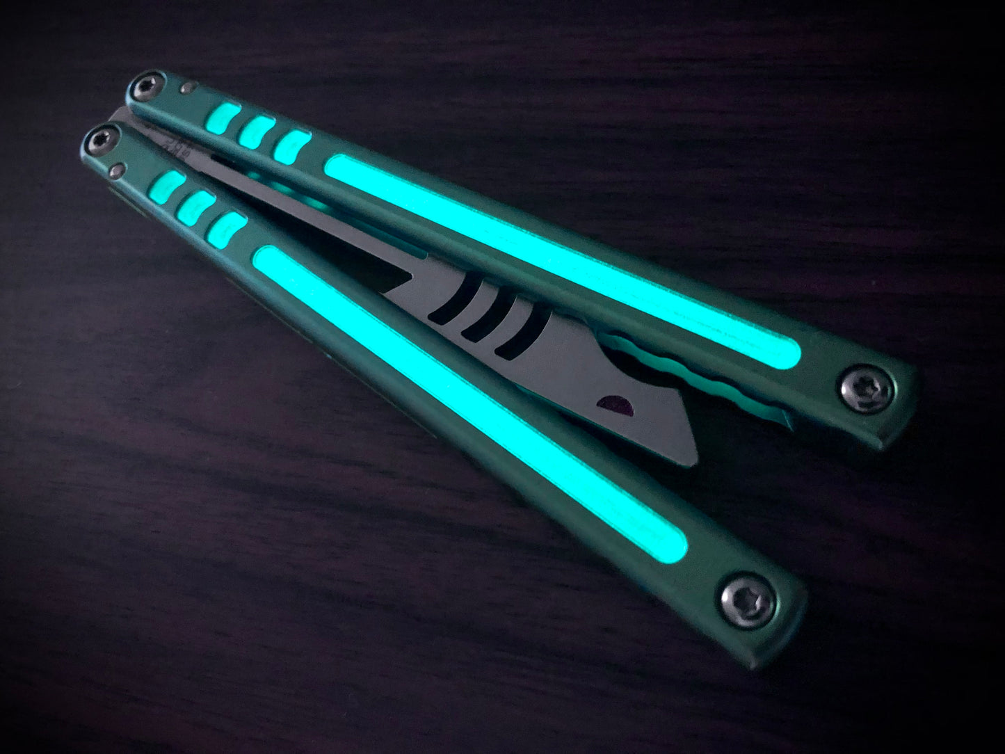 Modify the grip, eliminate the ring, and add a pop of color with these polyurethane handle inlays designed to fit the Squid industries Madko balisong trainer.