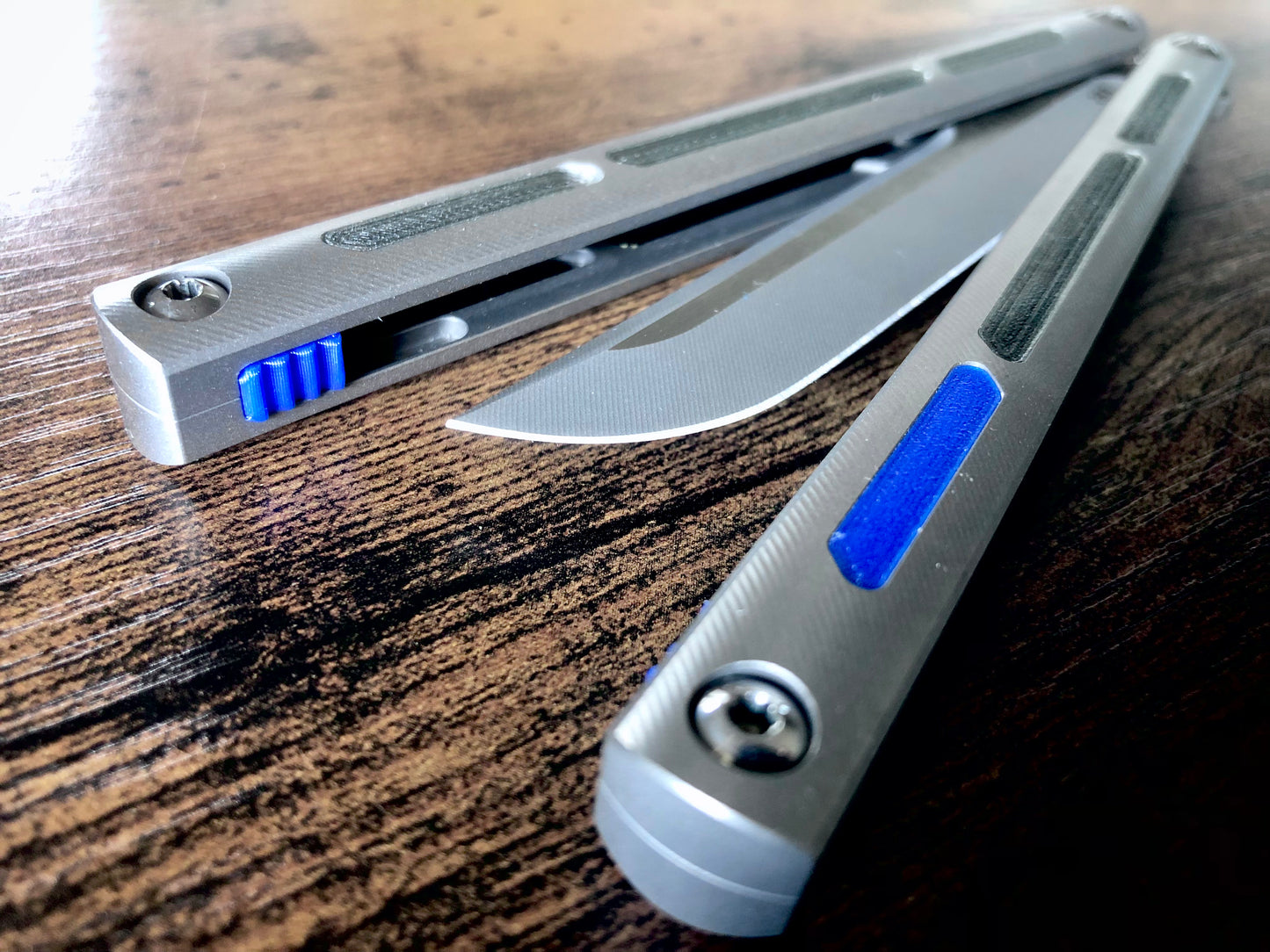 Modify the grip of your Squid Industries Tsunami balisong with these custom-made Zippy mods that adds jimping to the inside of the handles, and inlays to the surface. These polyurethane jimping and handle inlay mods can also be used to add a pop of color or mark the bite handle.