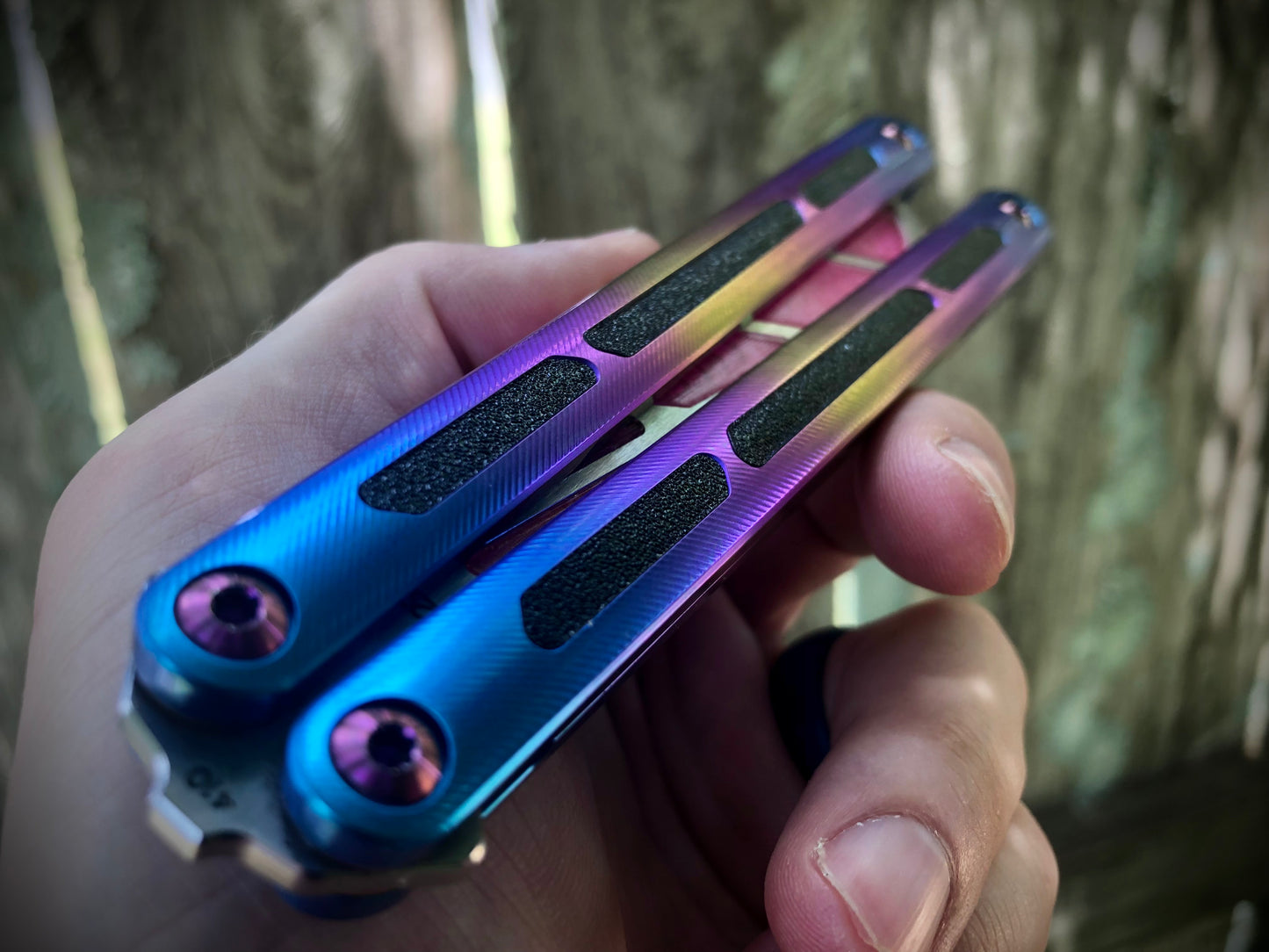 Modify the grip of your Squid Industries Tsunami balisong with these custom-made Zippy mods that adds jimping to the inside of the handles, and inlays to the surface. These polyurethane jimping and handle inlay mods can also be used to add a pop of color or mark the bite handle.