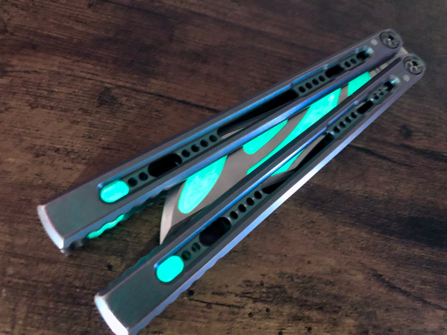 Integrate additional jimping surface area and an adjustable weight system into the Fellowship Blades Medusa v3 and Empusa v3 balisongs with this polyurethane Zippy mod. Adjust the balance and add color to the trainer blade with these polyurethane Zippy inserts.
